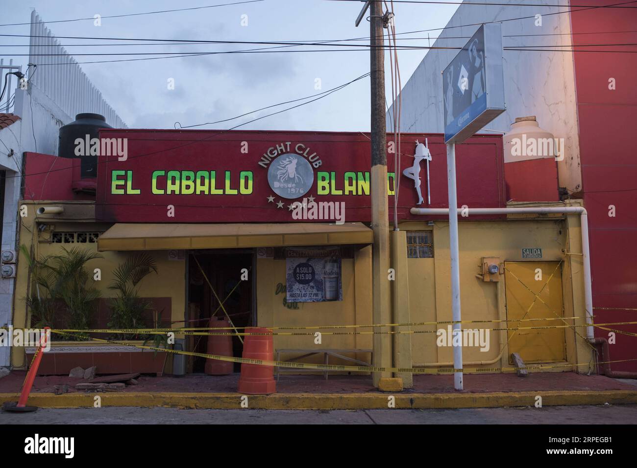 Mexiko, Tote nach einem Feuer in einem Nachtclub in Coatzacoalcos (190828) -- COATZACOALCOS (MEXIKO), 28. Aug. 2019 (Xinhua) -- der Nachtclub ist abgeriegelt, nachdem er am 28. August 2019 in Coatzacoalcos, Mexiko, in Brand gesetzt wurde. Die Zahl der Todesopfer hat 26 erreicht, nachdem eine Bar im Osten Mexikos in Brand gesetzt wurde, sagte die Generalstaatsanwaltschaft am Mittwoch. (Foto von Angel Hernandez/Xinhua) MEXIKO-COATZACOALCOS-NIGHTCLUB-FIRE PUBLICATIONxNOTxINxCHN Stockfoto