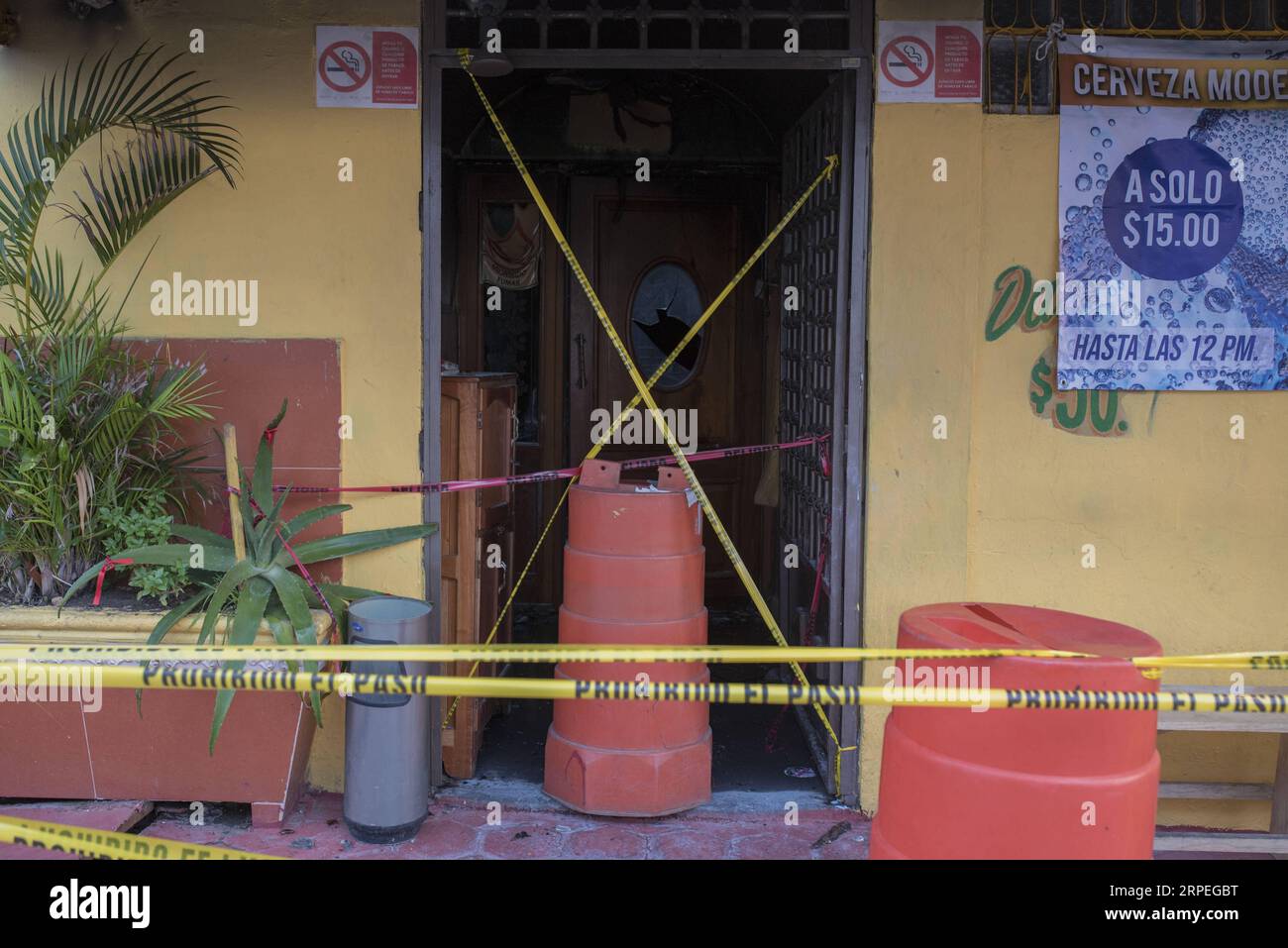 Mexiko, Tote nach einem Feuer in einem Nachtclub in Coatzacoalcos (190828) -- COATZACOALCOS (MEXIKO), 28. Aug. 2019 (Xinhua) -- der Nachtclub ist abgeriegelt, nachdem er am 28. August 2019 in Coatzacoalcos, Mexiko, in Brand gesetzt wurde. Die Zahl der Todesopfer hat 26 erreicht, nachdem eine Bar im Osten Mexikos in Brand gesetzt wurde, sagte die Generalstaatsanwaltschaft am Mittwoch. (Foto von Angel Hernandez/Xinhua) MEXIKO-COATZACOALCOS-NIGHTCLUB-FIRE PUBLICATIONxNOTxINxCHN Stockfoto