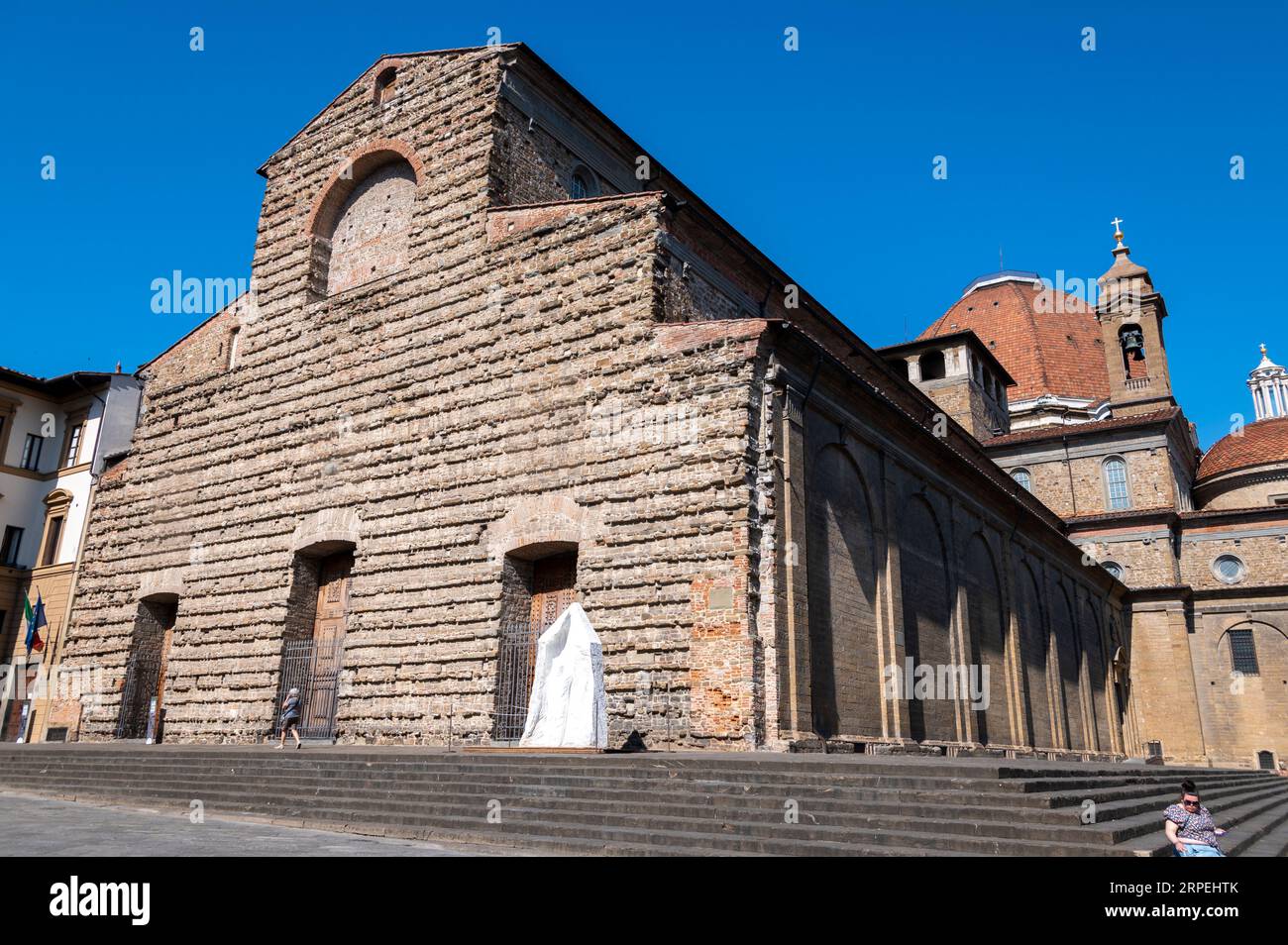 Die Renaissancekirche der Basilika San Lorenzo ((Basilika St. Lawrence) ist eine der größten Kirchen von Florenz in der Toskana Stockfoto