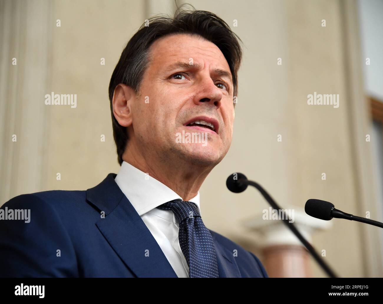 (190829) -- ROM, 29. August 2019 -- Giuseppe Conte spricht die Medien nach Gesprächen mit dem italienischen Präsidenten Sergio Mattarella im Präsidentenpalast Quirinale in Rom, Italien, am 29. August 2019 an. Der italienische Präsident Sergio Mattarella gab Giuseppe Conte am Donnerstag offiziell das Mandat zur Bildung einer neuen Regierung. (Foto: /Xinhua) ITALIEN-ROM-NEUE REGIERUNG-CONTE AlbertoxLingria PUBLICATIONxNOTxINxCHN Stockfoto