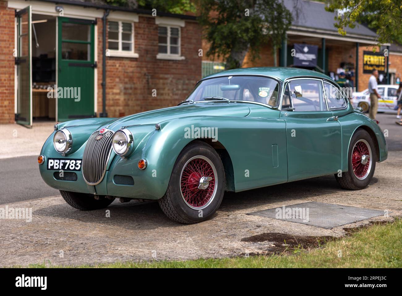 1959 Jaguar XK150 „PBF783“ auf dem Bicester Schwungrad, das am 17. Juni 2023 im Bicester Heritage Centre stattfand. Stockfoto