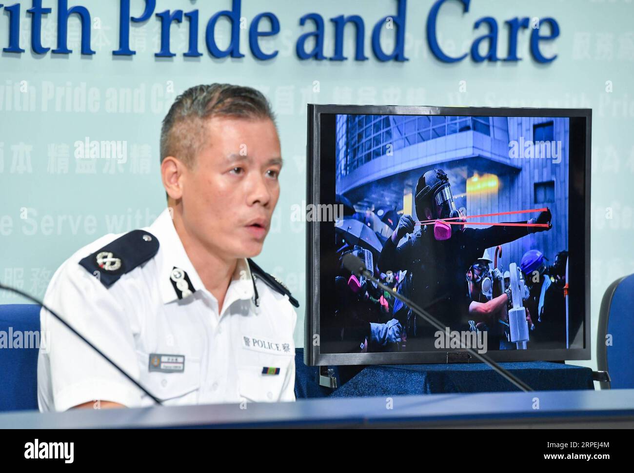 (190829) -- HONGKONG, 29. August 2019 -- Kwok Pak-chung, regionaler Befehlshaber der Insel Hongkong, zeigt ein Beweisbild von Gewaltakten radikaler Demonstranten in den letzten zwei Monaten während einer täglichen Pressekonferenz im südchinesischen Hongkong, 29. August 2019. CHINA-Hongkong-Polizei-PRESSE-KONFERENZ (CN) LiuxDawei PUBLICATIONxNOTxINxCHN Stockfoto