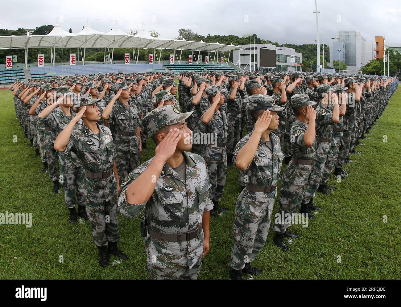 (190830) -- HONG KONG, 30. August 2019 -- Soldaten nehmen an einer nationalen Flaggenhisserungszeremonie in der Ngong Shuen Chau Kaserne der Hong Kong Garrison der chinesischen Volksbefreiungsarmee (PLA) in Hongkong, Südchina, 30. August 2019, Teil. Die Hongkonger Garnisone der chinesischen PLA hielt am Freitagmorgen in ihrer Kaserne nationale Flaggenhetzzeremonien ab. Die Flaggen wurden gegen 7 Uhr gleichzeitig in den Kasernen der Garnison gehoben, die am Donnerstag ihre 22. Rotation vollendete. (Foto: /Xinhua) CHINA-HONG KONG-PLA GARNISON-NATIONAL FLAG-RAISING CEREMONY (CN) YuanxJunmin PUBLICATIONxNOTxINxCHN Stockfoto