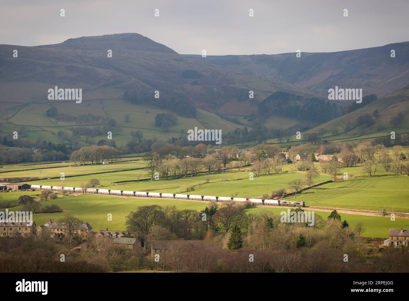 PEAK DISTRICT, GROSSBRITANNIEN - 02. MÄRZ 2023. Güterzug auf der Hope Valley Railway Line, Edale, Derbyshire, UK Stockfoto