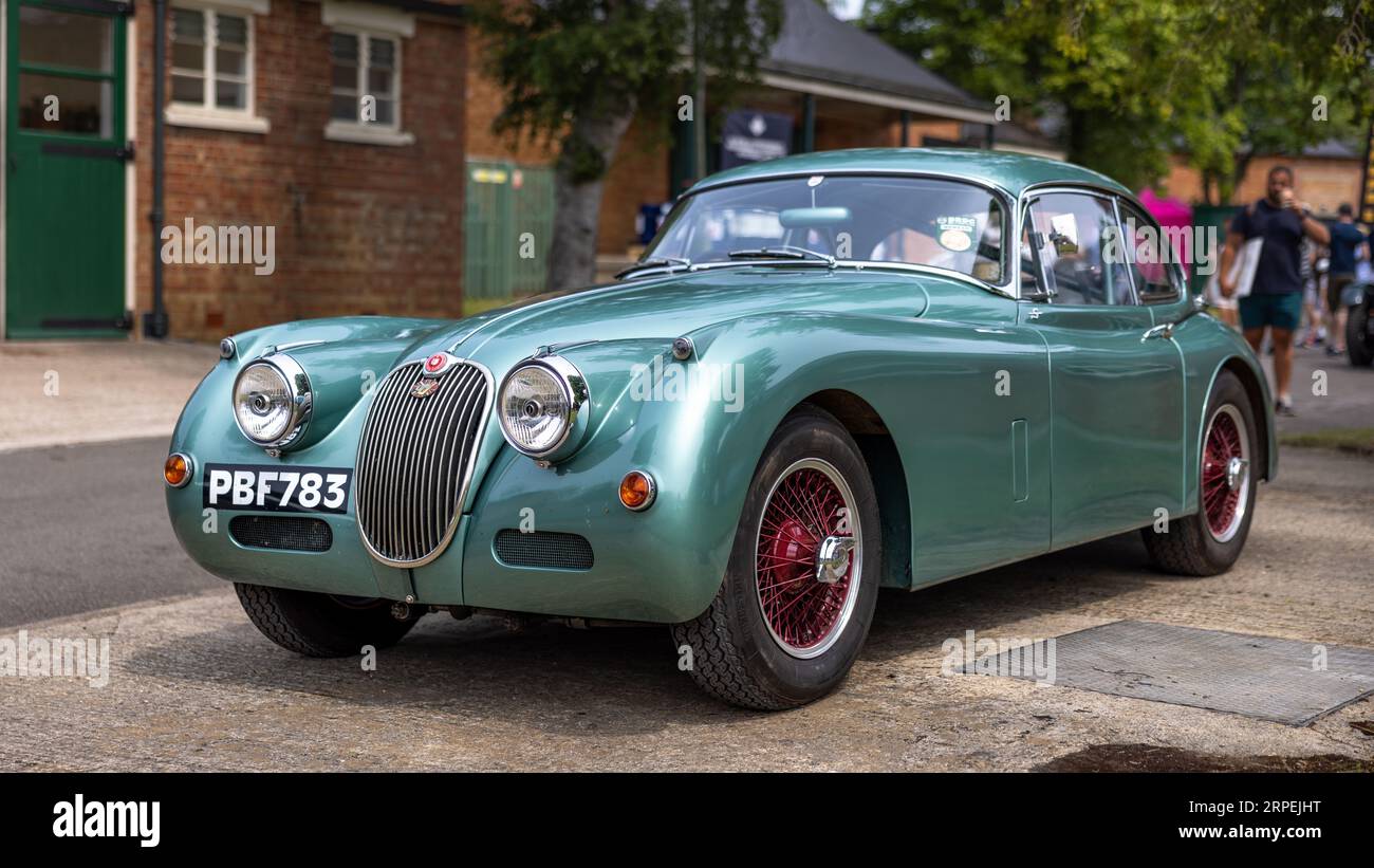 1959 Jaguar XK150 „PBF783“ auf dem Bicester Schwungrad, das am 17. Juni 2023 im Bicester Heritage Centre stattfand. Stockfoto