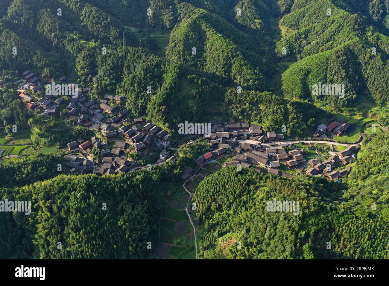 (190830) -- CHANGSHA, 30. Aug. 2019 -- Luftaufnahme vom 27. Aug. 2019 zeigt die Landschaft des ethnischen Dorfes Yutou Dong im autonomen Kreis Tongdao Dong in der zentralchinesischen Provinz Hunan. ) CHINA-HUNAN-DONG AUTONOMOUS COUNTY OF TONGDAO-LANDSCAPE (CN) LIXGA PUBLICATIONXNOTXINXCHN Stockfoto