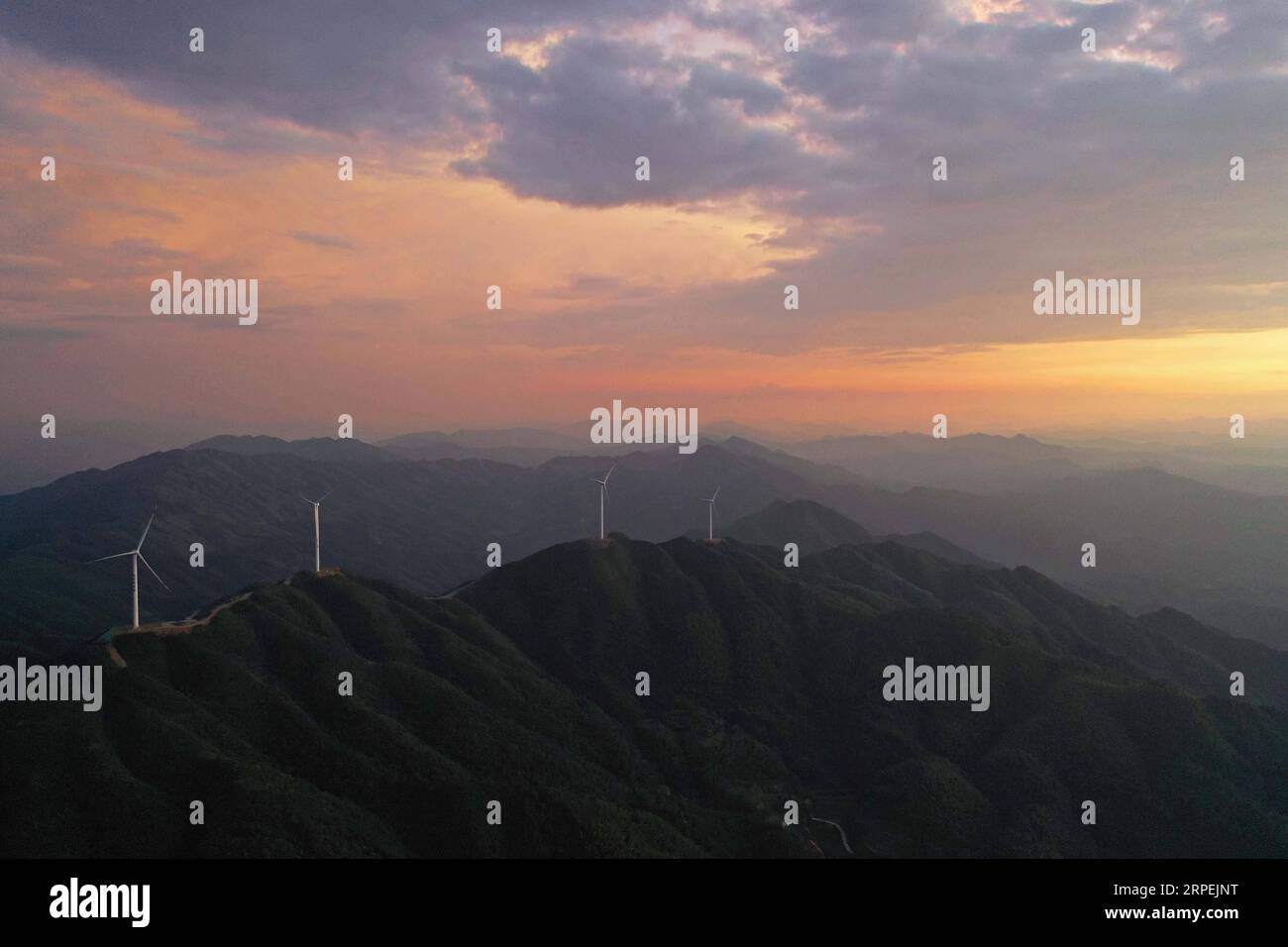 (190830) -- CHANGSHA, 30. August 2019 -- Luftaufnahme vom 28. August 2019 zeigt die Landschaft von Huangshagang in der Shuangjiang Township von Tongdao Dong Autonomous County, Provinz Hunan in Zentralchina. ) CHINA-HUNAN-DONG AUTONOMOUS COUNTY OF TONGDAO-LANDSCAPE (CN) LIXGA PUBLICATIONXNOTXINXCHN Stockfoto