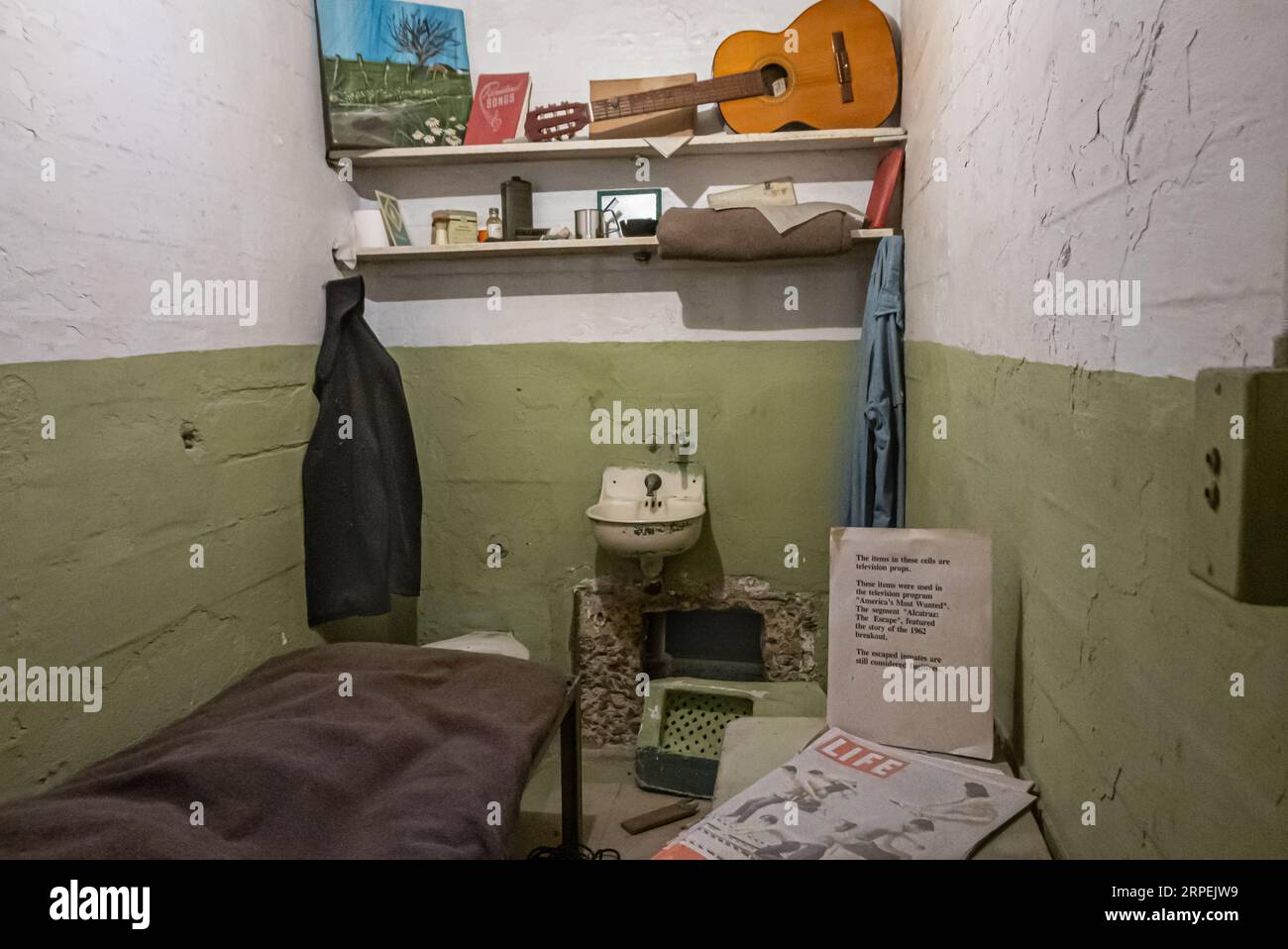 San Francisco, CA, USA - 12. Juli 2023: Im historischen Gefängnis von Alcatraz. Zelle des entflohenen Gefangenen, als er sie zurückließ Stockfoto