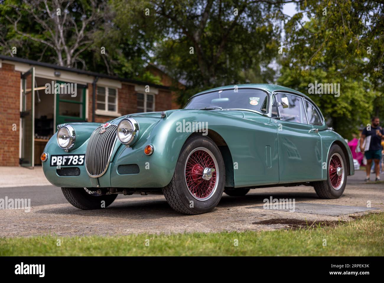 1959 Jaguar XK150 „PBF783“ auf dem Bicester Schwungrad, das am 17. Juni 2023 im Bicester Heritage Centre stattfand. Stockfoto