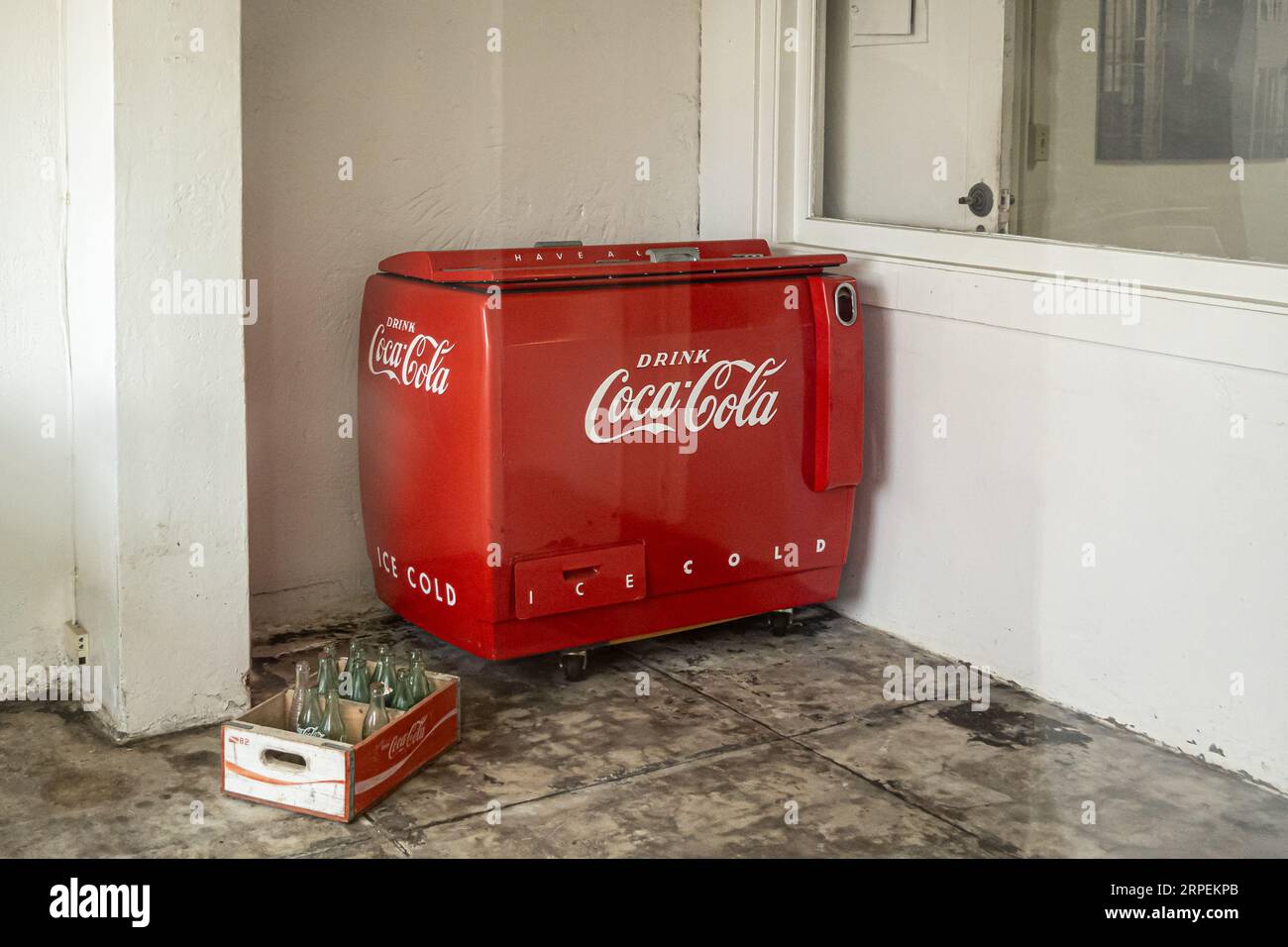 Flaschen Coca Cola in einem Kühlschrank mit Logo Stockfotografie - Alamy