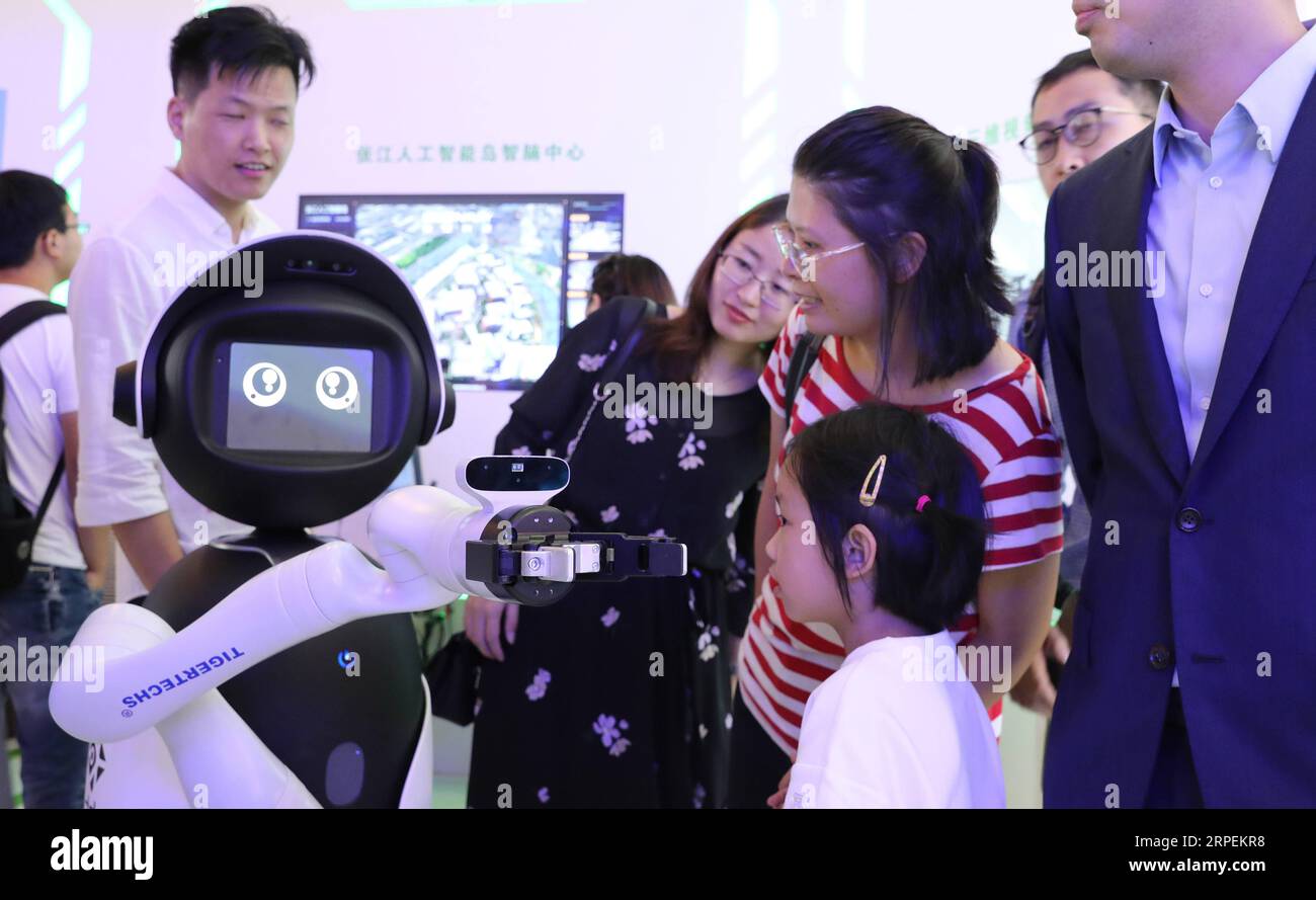 (190831) -- SHANGHAI, 31. August 2019 -- Ein Roboter interagiert mit Besuchern während der World Artificial Intelligence Conference (WAIC) 2019 im ostchinesischen Shanghai, 29. August 2019. ) Xinhua Schlagzeilen: Neue Trends treiben die chinesische KI-Industrie FangxZhe PUBLICATIONxNOTxINxCHN voran Stockfoto