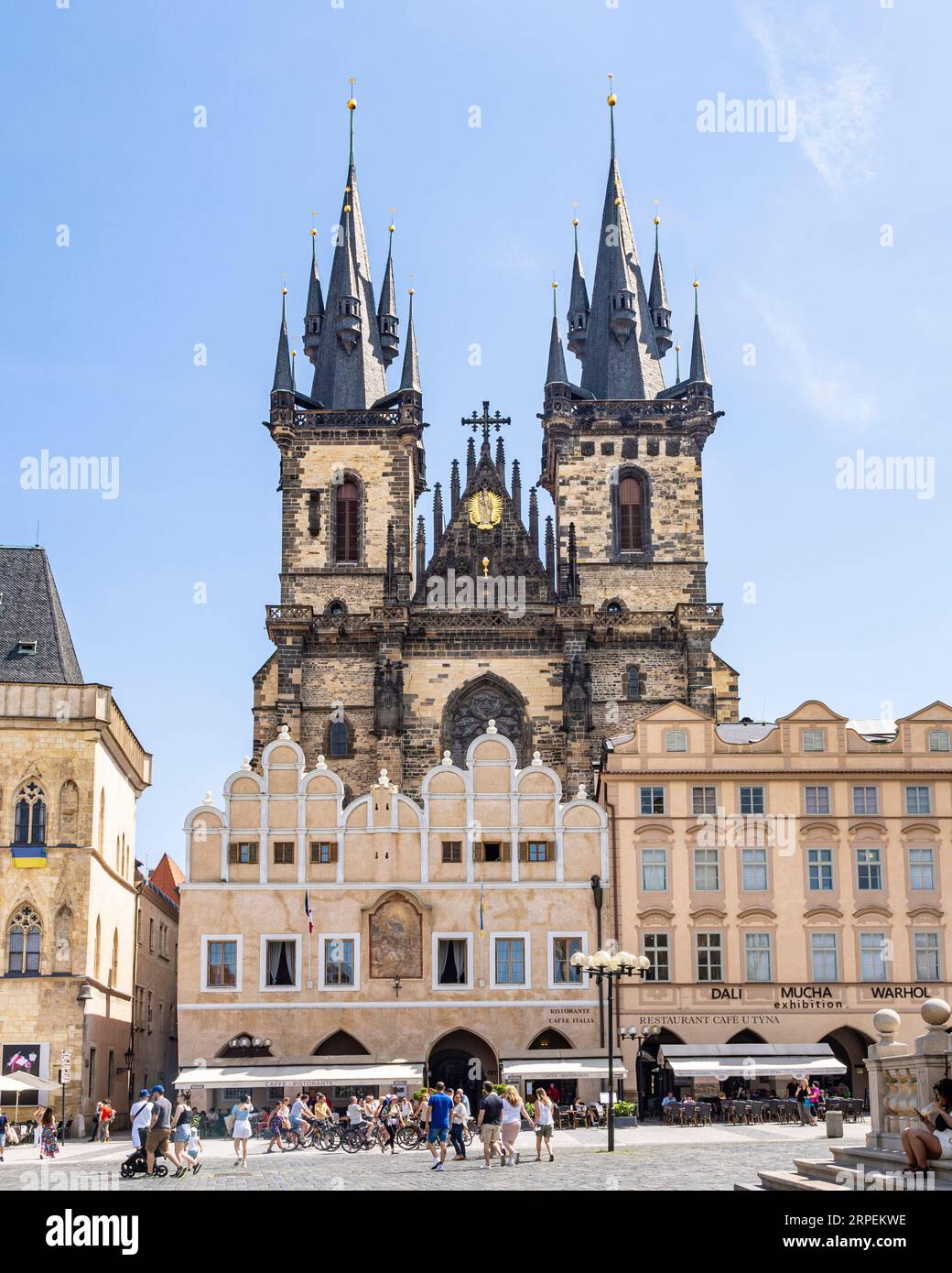 Prag, Tschechische Republik - 27. Juni 2022: Gotische Kirche Gottesmutter vor Týn aus dem 14. Jahrhundert, vom Altstädter Ring aus gesehen. Stockfoto