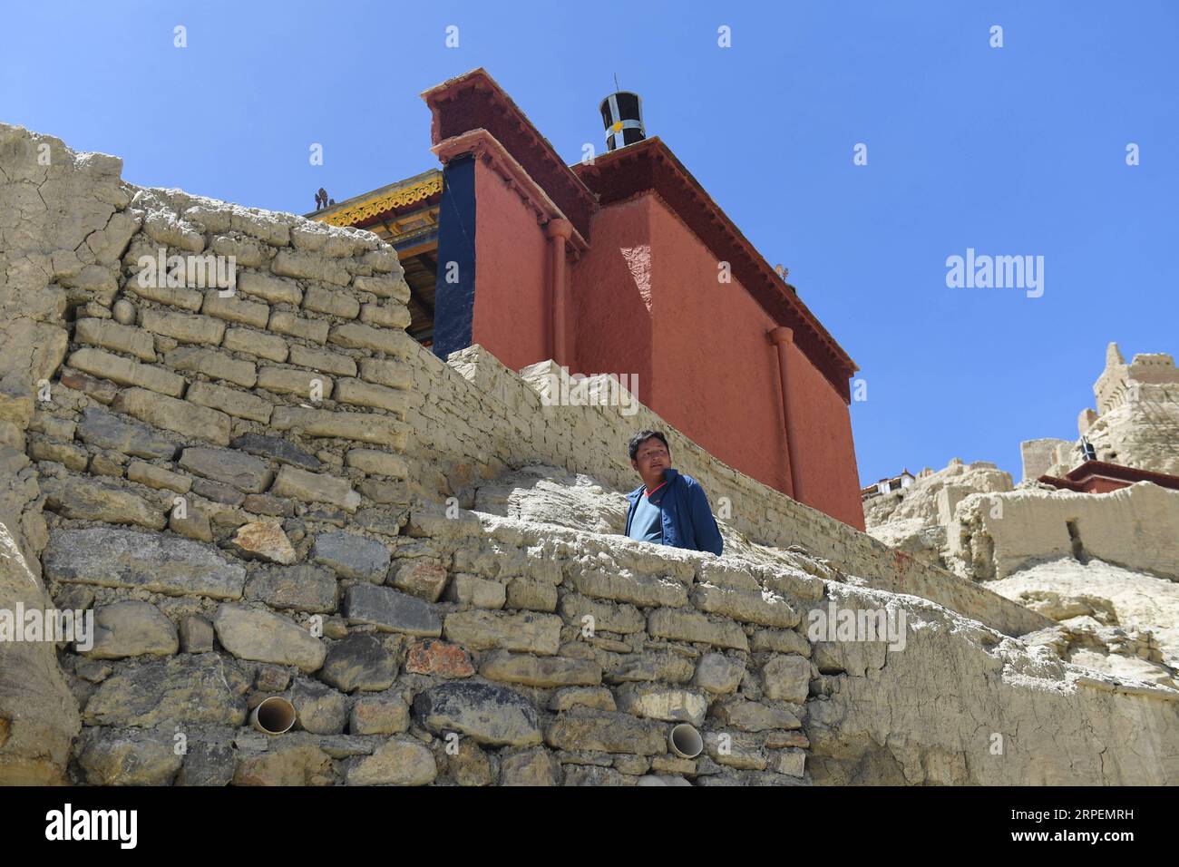 (190901) -- NGARI, 1. September 2019 (Xinhua) -- Basang Cering wandert zu den Reliquien des Königreichs Guge in der Provinz Zanda der Präfektur Ngari, der autonomen Region Tibet im Südwesten Chinas, 30. Juli 2019. Jedes Jahr besuchen etwa 100.000 Menschen die Ruinen eines geheimnisvollen antiken Königreichs im Westen Tibets. Die meisten sind Touristen, die kurz durchfahren, aber nicht Basang Cering. Der 30-jährige Mann bewahrt seit 2013 die Reliquien des Königreichs Guge im Zanda County, Präfektur Ngari, der autonomen Region Tibet im Südwesten Chinas. Er studierte eine traditionelle tibetische Maltechnik namens Thangka an der Tibet University und b Stockfoto