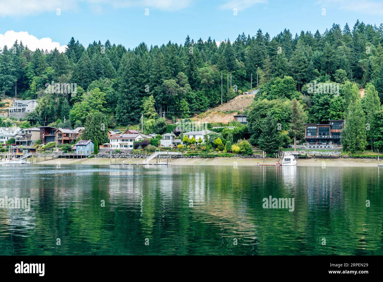 Ein Blick auf Häuser am Wasser in Gig Harbor, Washington. Stockfoto