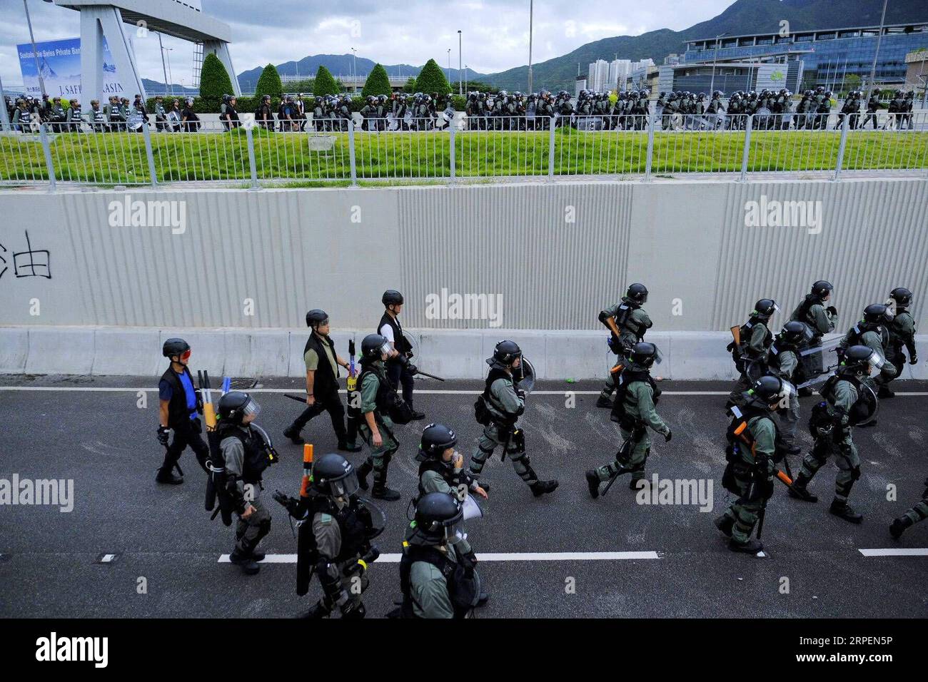 (190901) -- HONG KONG, 1. September 2019 -- die Polizei von Hongkong führt um ca. 17:00 Uhr vor dem Hong Kong International Airport im südchinesischen Hong Kong, 1. September 2019, eine Dispersionsoperation durch. Eine große Gruppe radikaler Demonstranten Griff Sicherheitskordonleitungen an, beschädigte Anlagen und unterbrach am Sonntag den Betrieb des Internationalen Flughafens von Hongkong. Die Demonstranten versammelten sich um 13:00 Uhr Ortszeit an den Bushaltestellen des Flughafenterminals. Gegen 14:00 Uhr begannen die radikalen Demonstranten, mit Wasser gefüllte Barrieren aufzuladen, Laserstrahlen auf die Mitarbeiter der Flughafenbehörde zu richten und Ro zu blockieren Stockfoto