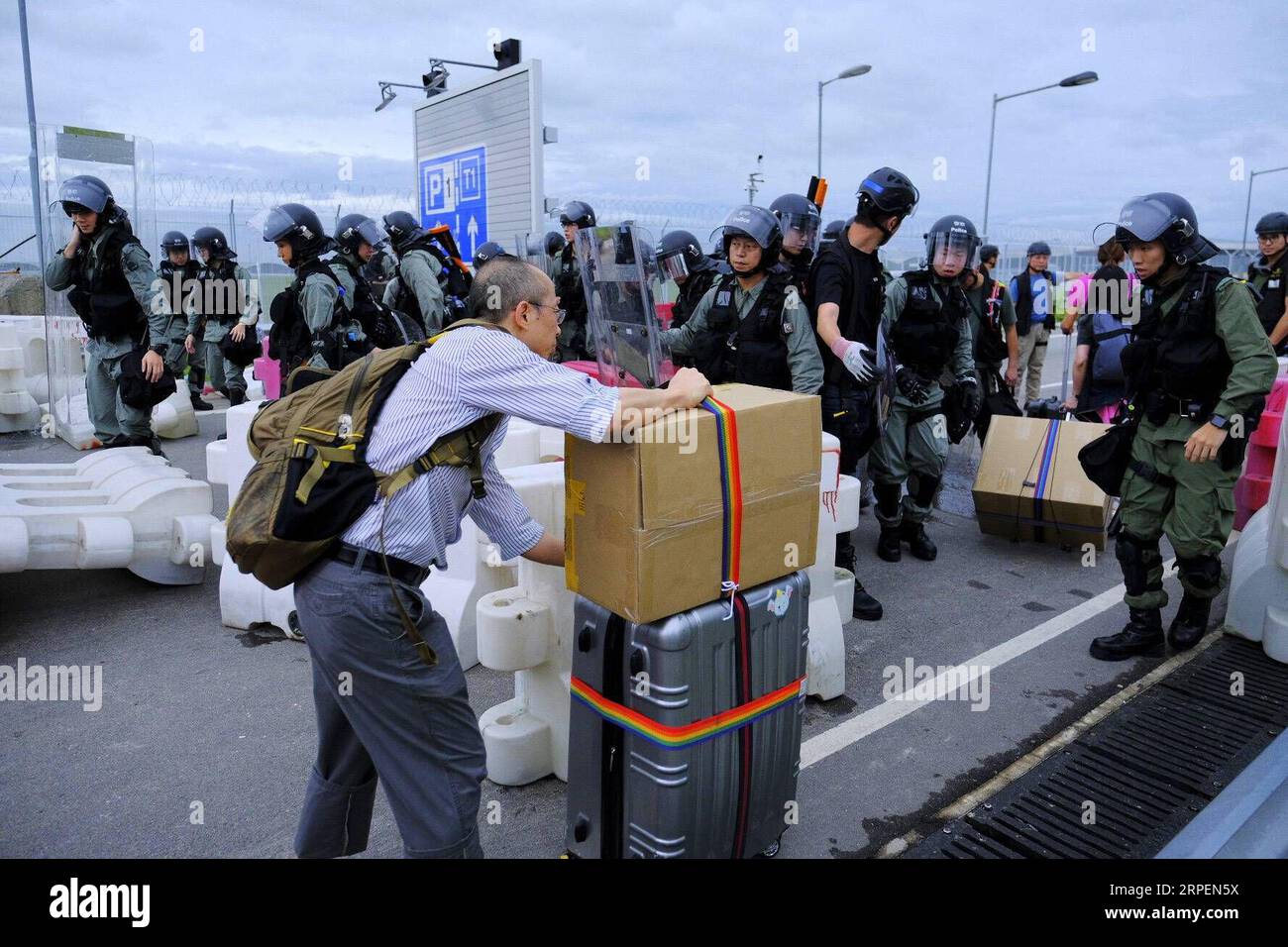 (190901) -- HONG KONG, 1. September 2019 -- die Polizei von Hongkong führt um ca. 17:00 Uhr vor dem Hong Kong International Airport im südchinesischen Hong Kong, 1. September 2019, eine Dispersionsoperation durch. Eine große Gruppe radikaler Demonstranten Griff Sicherheitskordonleitungen an, beschädigte Anlagen und unterbrach am Sonntag den Betrieb des Internationalen Flughafens von Hongkong. Die Demonstranten versammelten sich um 13:00 Uhr Ortszeit an den Bushaltestellen des Flughafenterminals. Gegen 14:00 Uhr begannen die radikalen Demonstranten, mit Wasser gefüllte Barrieren aufzuladen, Laserstrahlen auf die Mitarbeiter der Flughafenbehörde zu richten und Ro zu blockieren Stockfoto
