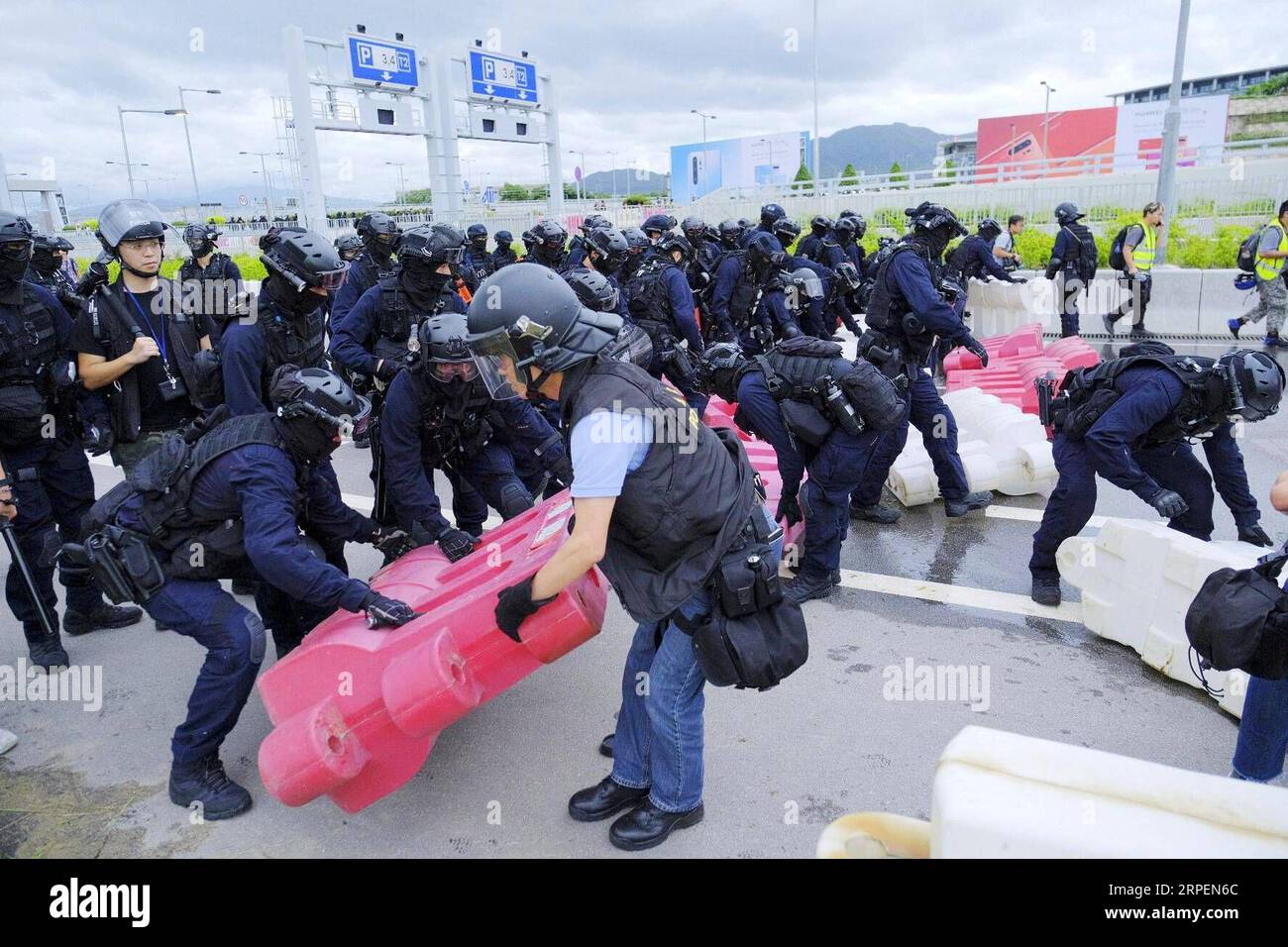 (190901) -- HONG KONG, 1. September 2019 -- die Polizei von Hongkong führt um ca. 17:00 Uhr vor dem Hong Kong International Airport im südchinesischen Hong Kong, 1. September 2019, eine Dispersionsoperation durch. Eine große Gruppe radikaler Demonstranten Griff Sicherheitskordonleitungen an, beschädigte Anlagen und unterbrach am Sonntag den Betrieb des Internationalen Flughafens von Hongkong. Die Demonstranten versammelten sich um 13:00 Uhr Ortszeit an den Bushaltestellen des Flughafenterminals. Gegen 14:00 Uhr begannen die radikalen Demonstranten, mit Wasser gefüllte Barrieren aufzuladen, Laserstrahlen auf die Mitarbeiter der Flughafenbehörde zu richten und Ro zu blockieren Stockfoto