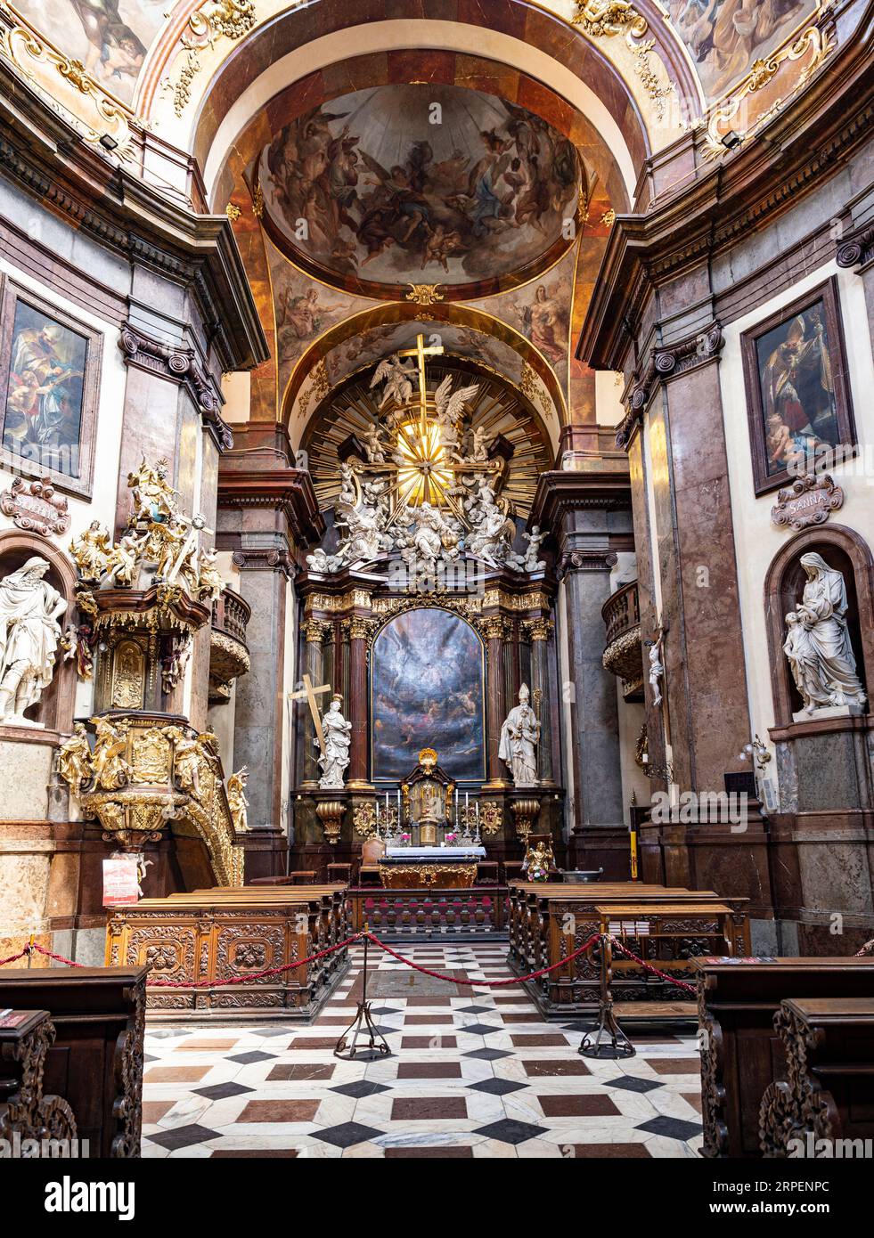 Chor, Apsis und Altar der Kirche St. Franz von Assisi in Prag. Die Bauarbeiten wurden 1688 abgeschlossen. Stockfoto