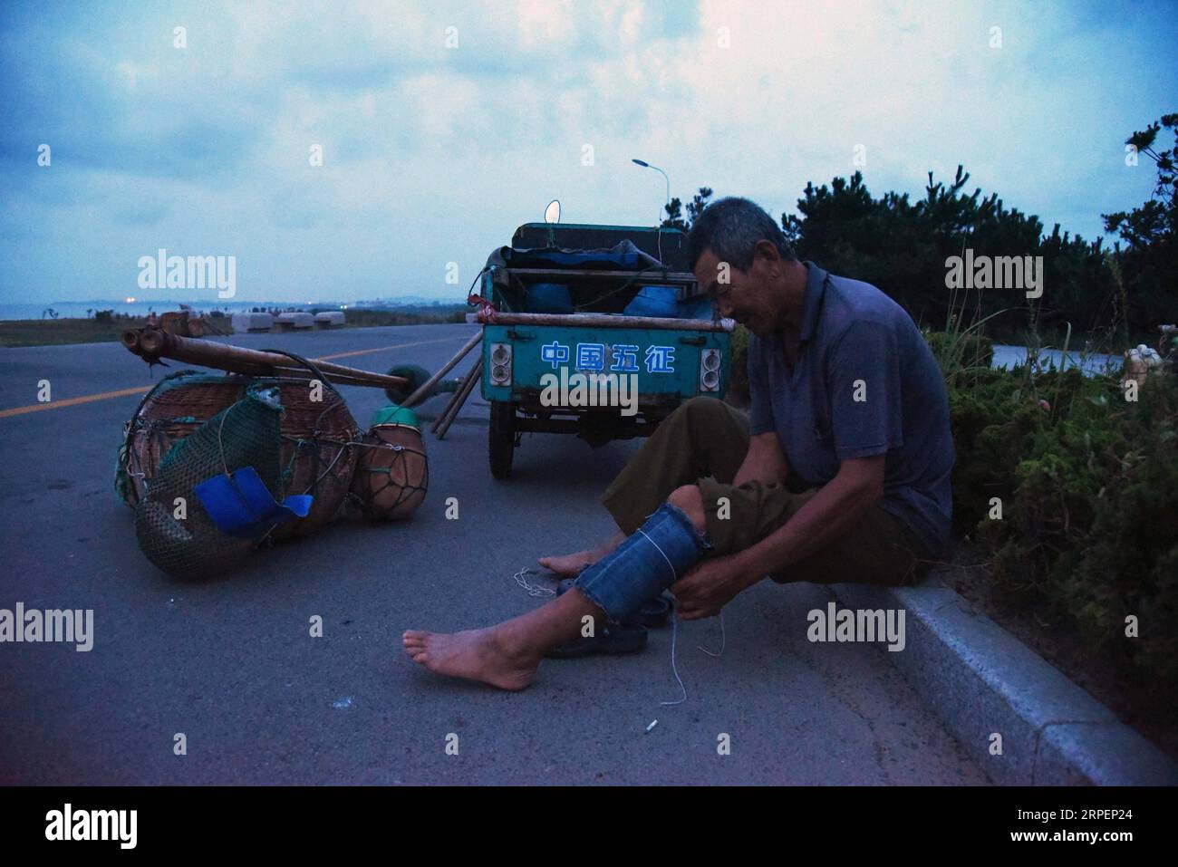 (190902) -- RIZHAO, 2. September 2019 -- Ein Fischer bereitet sich auf Garnelen in Rizhao, ostchinesische Provinz Shandong, 2. September 2019 vor. Einheimische Fischer tragen Stelzen, um über dem Wasser zu bleiben, wenn sie Garnelen fangen. ) CHINA-SHANDONG-RIZHAO-GARNELENERNTE (CN) WANGXKAI PUBLICATIONXNOTXINXCHN Stockfoto