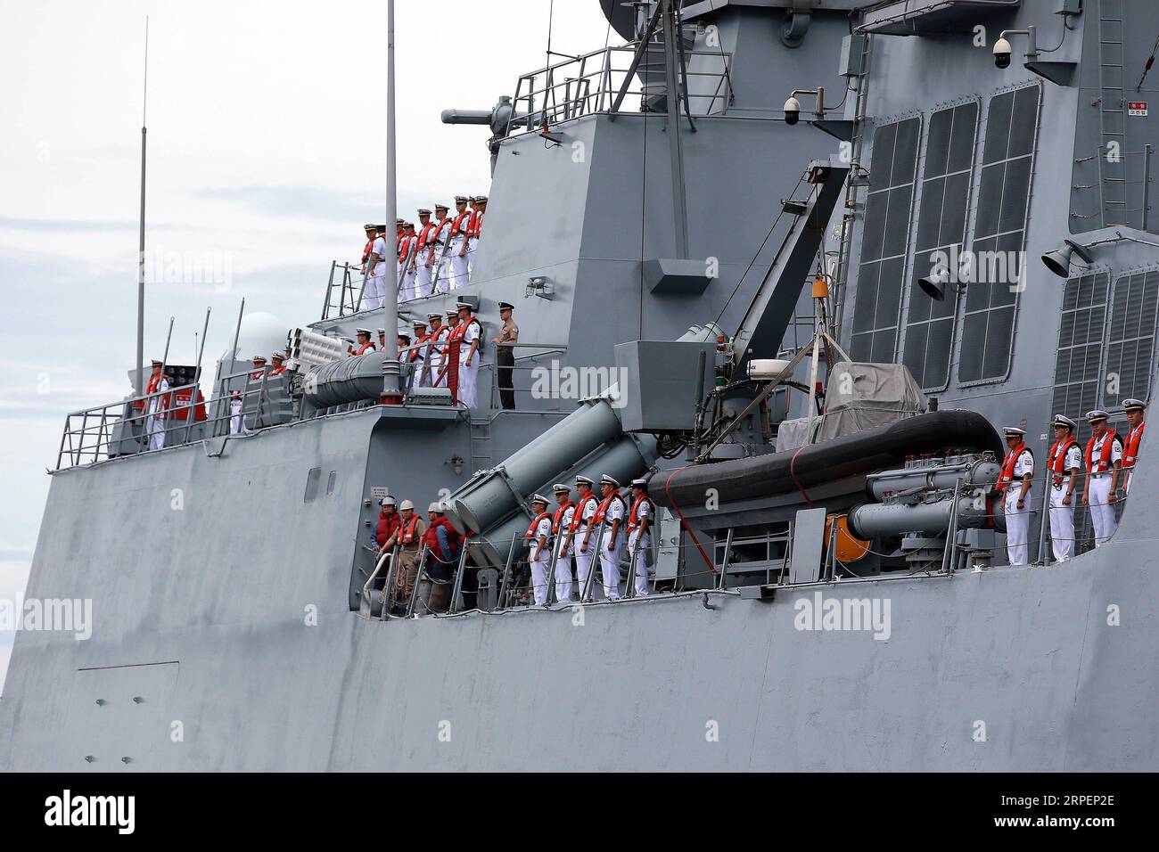 (190902) -- MANILA, 2. September 2019 -- Seeleute an Bord des Zerstörers Munmu der große (DDH-976) von der Republik Korea Navy (ROKN) stehen während der Begrüßungszeremonie am Pier 15 in Manila, Philippinen, 2. September 2019 im Blickfeld. ROKNS Schiffe Munmu der große (DDH-976) und Hwacheon (AOA-59) kamen am Montag zu einem dreitägigen Kulanzbesuch in Manila an. PHILIPPINEN-MANILA-ROK-NAVY-VISIT ROUELLExUMALI PUBLICATIONxNOTxINxCHN Stockfoto