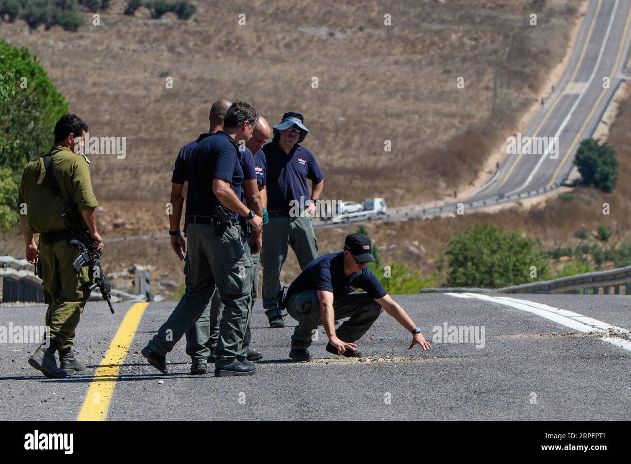 News Bilder des Tages (190902) -- AVIVIM (ISRAEL), 2. September 2019 (Xinhua) -- Mitglieder israelischer Sicherheitskräfte überprüfen am 2. September 2019 eine beschädigte Straße im israelischen Dorf Avivim nahe der Grenze zum Libanon. Die Spannungen zwischen dem Libanon und Israel haben sich in der vergangenen Woche verschärft. (Ayal Margolin/JINI/Handout via Xinhua) MIDEAST-LIBANON-ISRAEL-SPANNUNG PUBLICATIONxNOTxINxCHN Stockfoto