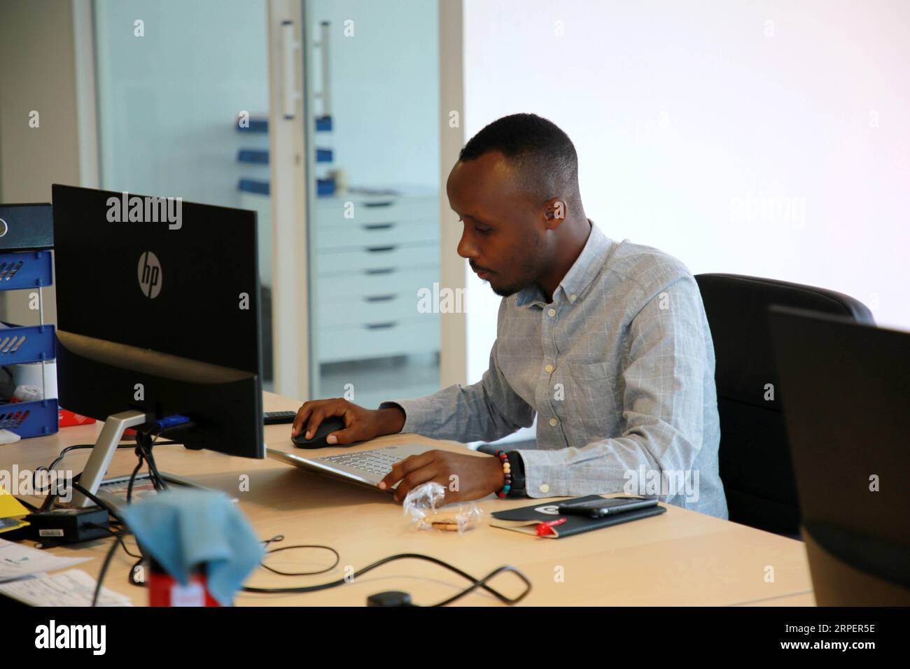 (190903) -- KIGALI, 3. September 2019 -- Davy Nshuti, ruandischer E-Commerce-Konzern Hehe, Leiter Finanzen und Betrieb, arbeitet im Büro in Kigali, Hauptstadt Ruandas, 19. August 2019. Ruanda und Alibaba starteten die eWTP im Oktober 2018 und machten Ruanda zum ersten afrikanischen Land, das die Plattform startete. Bei der Eröffnungszeremonie wurden im Rahmen von eWTP auch Vereinbarungen über den elektronischen Geschäftsverkehr, den Fremdenverkehr, die elektronische Zahlungsverkehrsdienste und den Kapazitätsaufbau unterzeichnet. ZU GEHEN MIT:Feature: Chinas Alibaba hilft, die digitale Wirtschaft in Ruanda anzukurbeln LYU Tianran) RUANDA-KIGALI-DIGITAL ECONOMY BOOST-CHINA S ALIBABA HELP LVXTIA Stockfoto