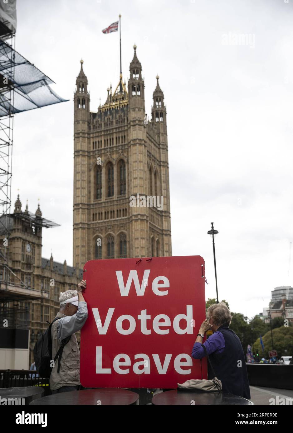 (190903) -- LONDON, 3. September 2019 -- Demonstranten versammeln sich am 3. September 2019 vor den Houses of Parliament in London, Großbritannien. Rebell Tory Mitglieder des britischen parlaments sind bereit, sich ihren Kollegen von der Opposition Labour anzuschließen, um am Dienstag einen Gesetzesentwurf vorzulegen, um Großbritannien daran zu hindern, die Europäische Union am 31. Oktober ohne Vereinbarung zu verlassen. Das Gesetz wird vorgelegt, während das parlament nach der Sommerpause unter Androhung des britischen Premierministers Boris Johnson, eine Sofortwahl einzuleiten, wieder aufgenommen wird. ) GROSSBRITANNIEN-LONDON-PARLAMENT-WIEDERAUFNAHME HanxYan PUBLICATIONxNOTxINxCHN Stockfoto