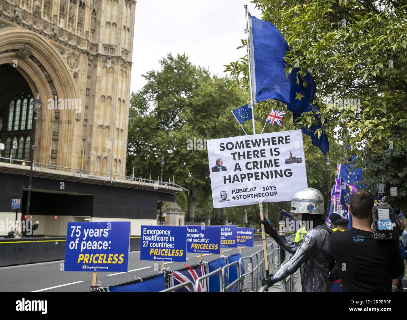 (190903) -- LONDON, 3. September 2019 -- Demonstranten versammeln sich am 3. September 2019 vor den Houses of Parliament in London, Großbritannien. Rebell Tory Mitglieder des britischen parlaments sind bereit, sich ihren Kollegen von der Opposition Labour anzuschließen, um am Dienstag einen Gesetzesentwurf vorzulegen, um Großbritannien daran zu hindern, die Europäische Union am 31. Oktober ohne Vereinbarung zu verlassen. Das Gesetz wird vorgelegt, während das parlament nach der Sommerpause unter Androhung des britischen Premierministers Boris Johnson, eine Sofortwahl einzuleiten, wieder aufgenommen wird. ) GROSSBRITANNIEN-LONDON-PARLAMENT-WIEDERAUFNAHME HanxYan PUBLICATIONxNOTxINxCHN Stockfoto