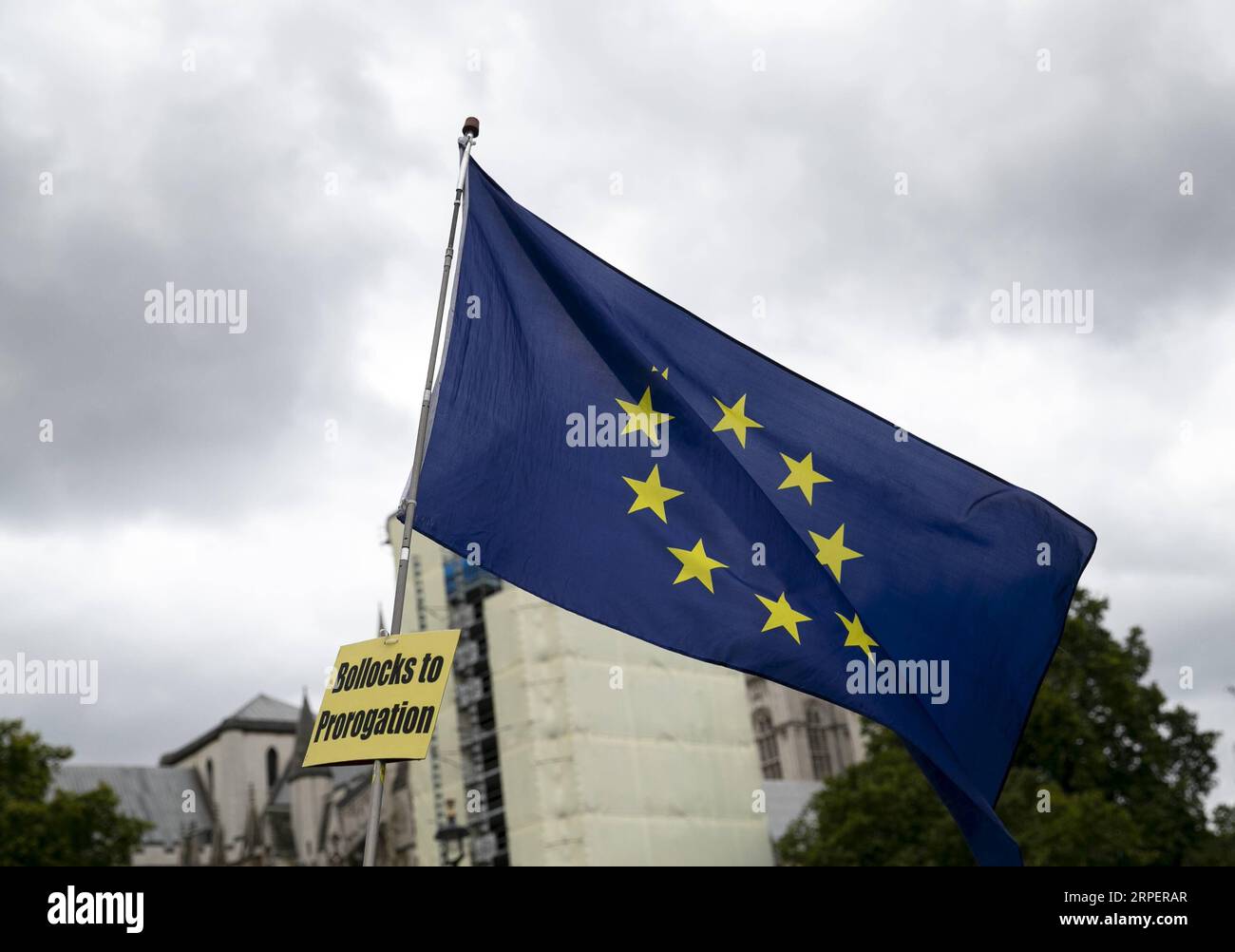 (190903) -- LONDON, 3. September 2019 -- Ein Slogan und die Flagge der Europäischen Union sind am 3. September 2019 vor dem House of Parliament in London zu sehen. Rebell Tory Mitglieder des britischen parlaments sind bereit, sich ihren Kollegen von der Opposition Labour anzuschließen, um am Dienstag einen Gesetzesentwurf vorzulegen, um Großbritannien daran zu hindern, die Europäische Union am 31. Oktober ohne Vereinbarung zu verlassen. Das Gesetz wird vorgelegt, während das parlament nach der Sommerpause unter Androhung des britischen Premierministers Boris Johnson, eine Sofortwahl einzuleiten, wieder aufgenommen wird. ) GROSSBRITANNIEN-LONDON-PARLAMENT-WIEDERAUFNAHME HanxYan PUBLICATIONxNOTxINxCHN Stockfoto
