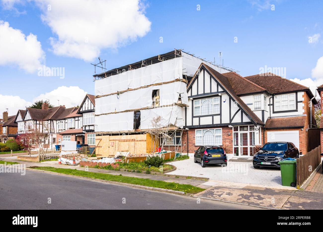 LONDON, Großbritannien - 11. April 2023. Renovierung des Hauses, Doppelhaushälfte in Vorstadt, bedeckt mit Gerüstdecken. Stockfoto