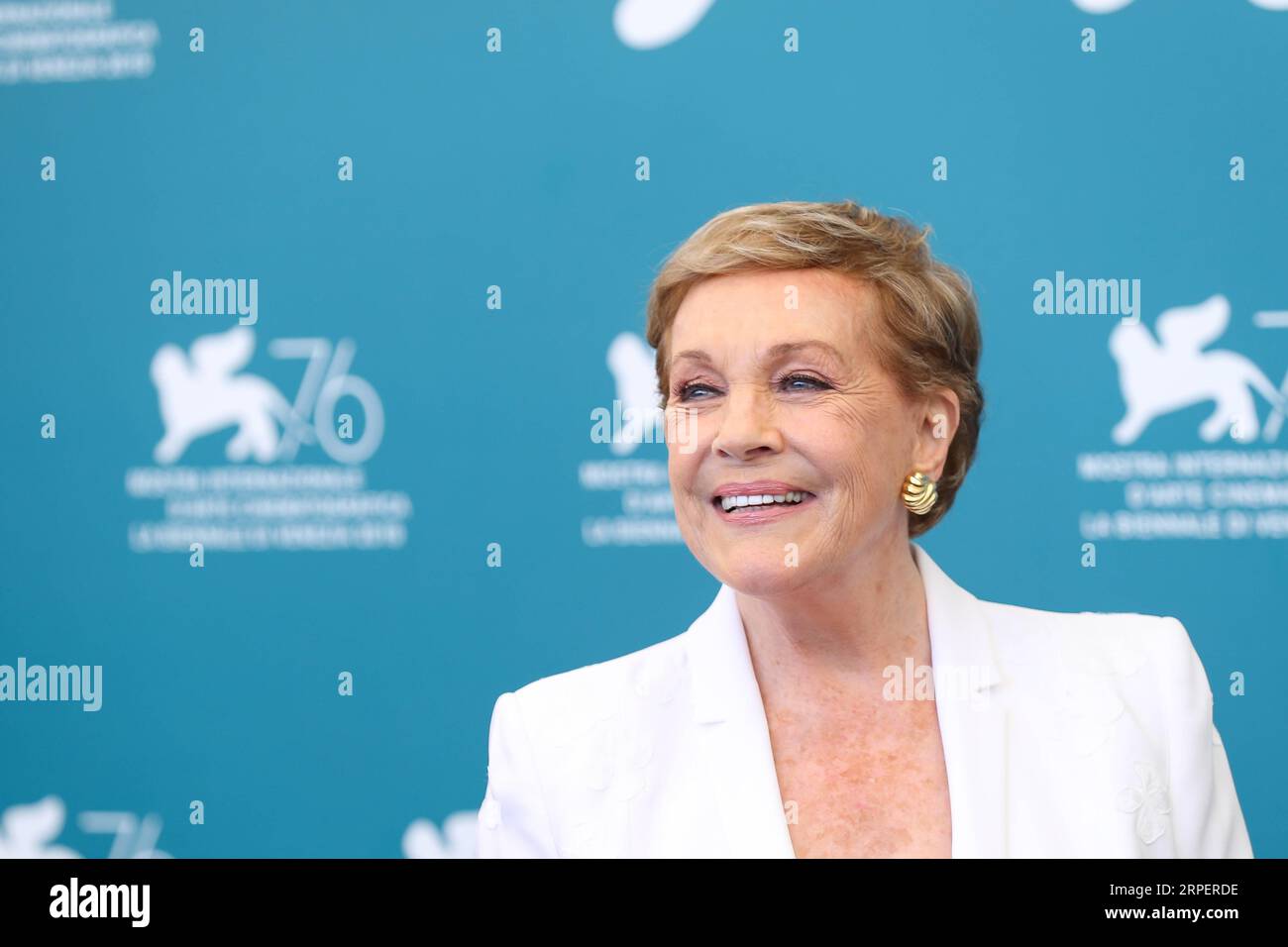 (190903) -- VENEDIG, 3. September 2019 -- Julie Andrews posiert für Fotos während eines Fotogesprächs beim 76. Filmfestival in Venedig, Italien, am 3. September 2019. Die britische Sängerin und Schauspielerin Julie Andrews wurde am Montag mit dem Golden Lion for Lifetime Achievement ausgezeichnet. ITALIEN-VENEDIG-AWARD-JULIE ANDREWS ZhangxCheng PUBLICATIONxNOTxINxCHN Stockfoto