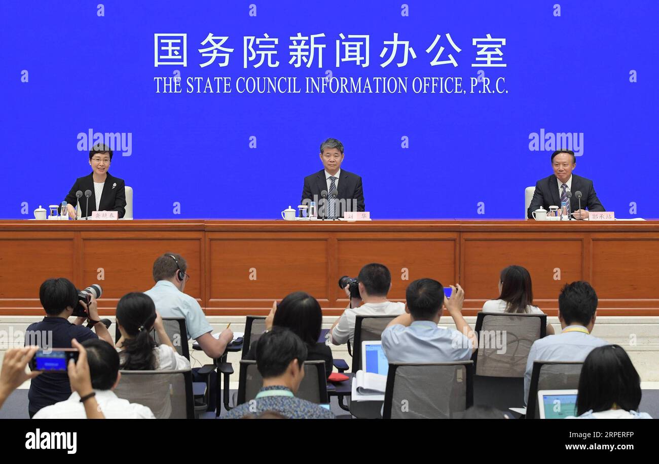 (190903) -- PEKING, 3. September 2019 -- Liu Hua (C), Direktor der Nationalen Behörde für nukleare Sicherheit, Guo Chengzhan (R), stellvertretender Direktor der Verwaltung und Sprecherin des Informationsbüros des Staatsrats Xi Yanchun nimmt am 3. September 2019 an einer Pressekonferenz in Peking, der Hauptstadt Chinas, Teil. China hat in seinem ersten Weißbuch zur nuklearen Sicherheit, das am Dienstag veröffentlicht wurde, seine Haltung zur Entwicklung der Kernenergie als etablierte Politik zum Ausdruck gebracht, in dem es die Stärkung der internationalen Zusammenarbeit und den Aufbau einer Gemeinschaft gemeinsamer Zukunft für die nukleare Sicherheit gelobt hat. Das White Paper mit dem Titel nukleare Sicherheit in China Stockfoto