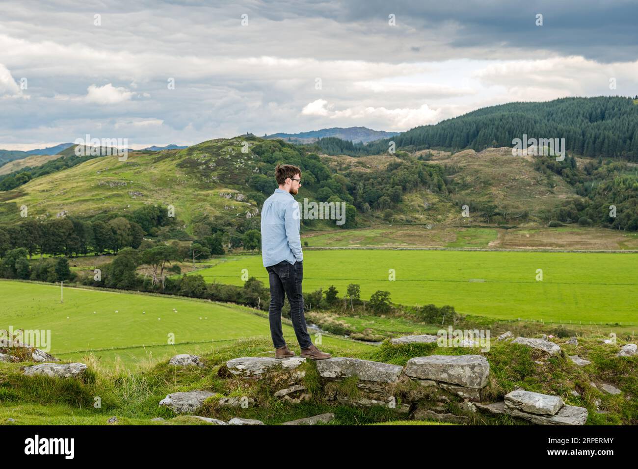 Mann mit Blick von Dunadd Hill Fort, Kilmartin Glen, Argyll, Schottland, Großbritannien Stockfoto
