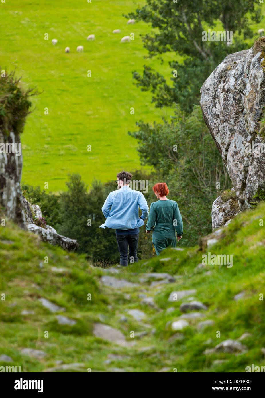 Das Paar verlässt Dunadd Hill Fort Entrance, Kilmartin Glen, Argyll, Schottland, Großbritannien Stockfoto