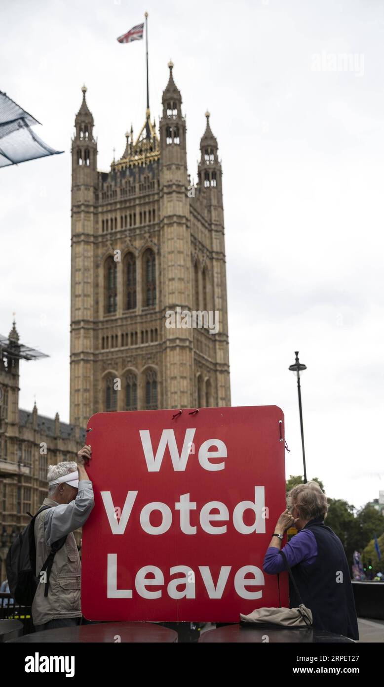 (190904) -- PEKING, 4. September 2019 -- Demonstranten versammeln sich am 3. September 2019 vor den Parlamentshäusern in London, Großbritannien. Rebell Tory Mitglieder des britischen parlaments sind bereit, sich ihren Kollegen von der Opposition Labour anzuschließen, um am Dienstag einen Gesetzesentwurf vorzulegen, um Großbritannien daran zu hindern, die Europäische Union am 31. Oktober ohne Vereinbarung zu verlassen. Das Gesetz wird vorgelegt, während das parlament nach der Sommerpause unter Androhung des britischen Premierministers Boris Johnson, eine Sofortwahl einzuleiten, wieder aufgenommen wird. ) XINHUA-FOTOS DES TAGES HanxYan PUBLICATIONxNOTxINxCHN Stockfoto