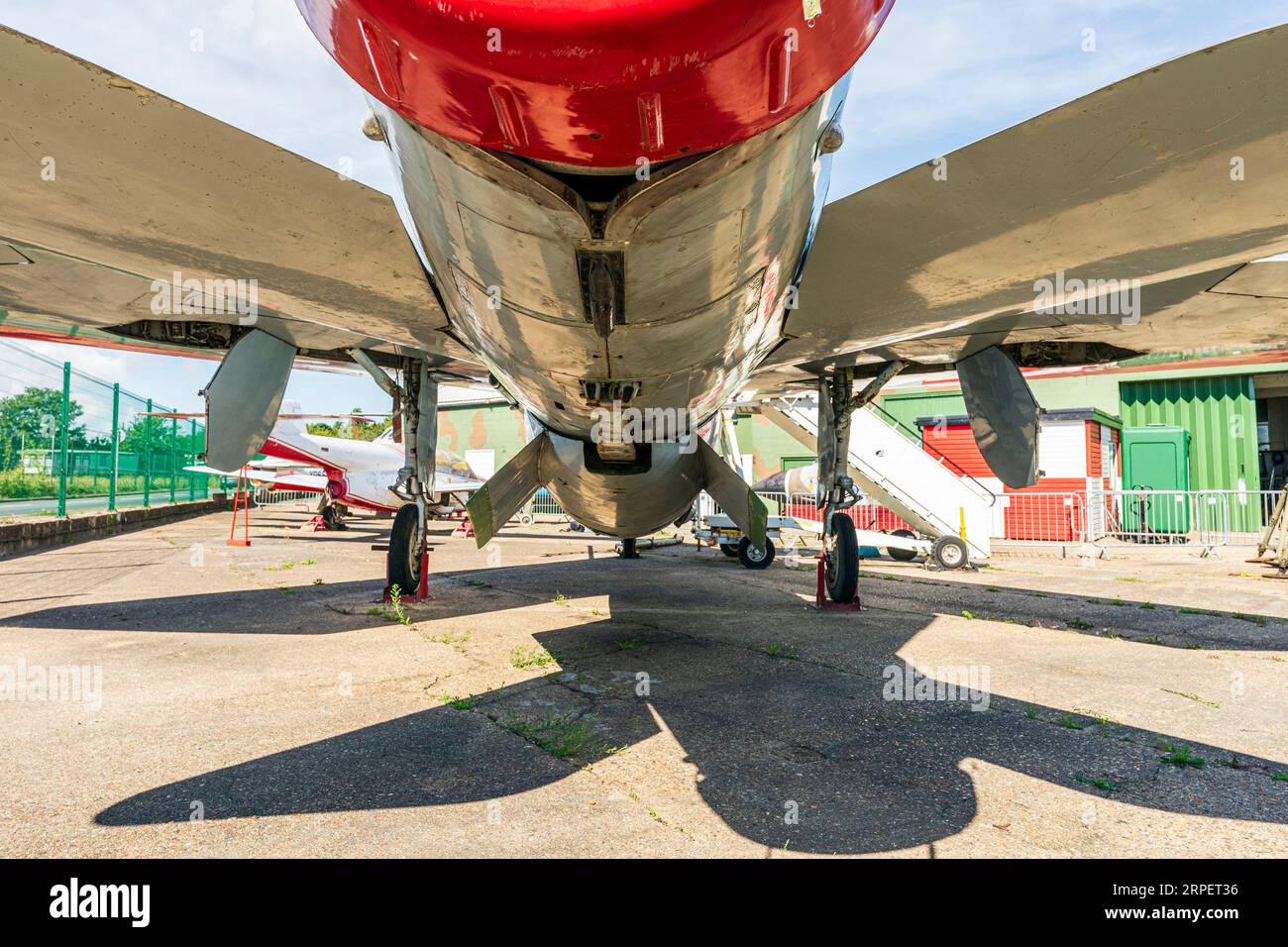 English Electric Lightning F6 im RAF Manston History Museum in Kent. Seltene Sicht auf die Unterseite des Flugzeugs und des Unterwagens. Stockfoto