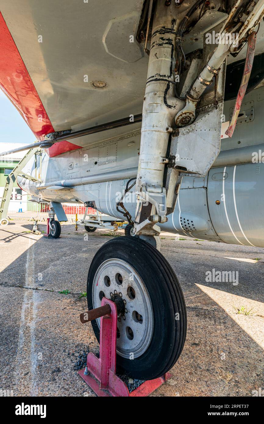 English Electric Lightning F6 im RAF Manston History Museum in Kent. Detail des Hauptunterwagens unter dem Kotflügel. Stockfoto