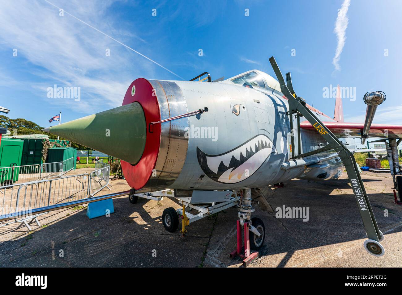 English Electric Lightning F6 im RAF Manston History Museum in Kent. Weitwinkelansicht vom Nasenkonus. Blauer Himmelshintergrund. Stockfoto