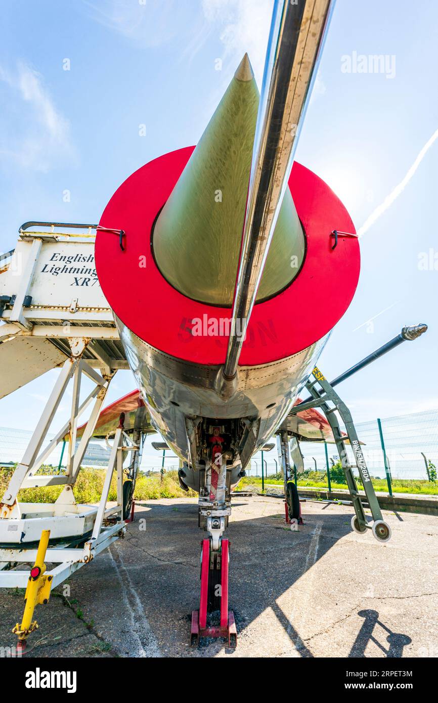 English Electric Lightning F6 im RAF Manston History Museum in Kent. Ansicht mit niedrigem Winkel, unter dem Nasenkonus entlang der Ebene. Stockfoto