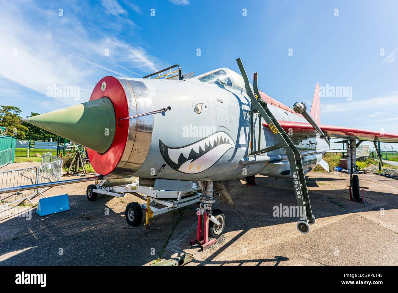 English Electric Lightning F6 im RAF Manston History Museum in Kent. Weitwinkelansicht vom Nasenkonus. Blauer Himmelshintergrund. Stockfoto