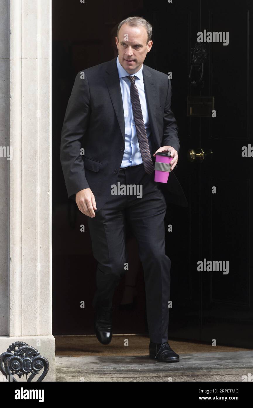 (190904) -- LONDON, 4. September 2019 (Xinhua) -- der britische Außenminister Dominic Raab verlässt die 10 Downing Street nach einer Kabinettssitzung in London, Großbritannien, am 4. September 2019. Die britischen Gesetzgeber haben am Mittwoch für einen Gesetzesentwurf gestimmt, mit dem ein Brexit ohne Deal Ende Oktober gestoppt werden soll, ein zweiter schwerer Schlag für Premierminister Boris Johnson in zwei Tagen. (Foto: Ray Tang/Xinhua) GROSSBRITANNIEN-LONDON-KABINETTSSITZUNG PUBLICATIONxNOTxINxCHN Stockfoto