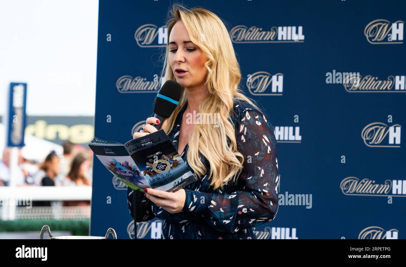 Adele Mulrennan bietet Raceday-Präsentationen am Beverley Bulley Day, Beverley Racecourse. Stockfoto