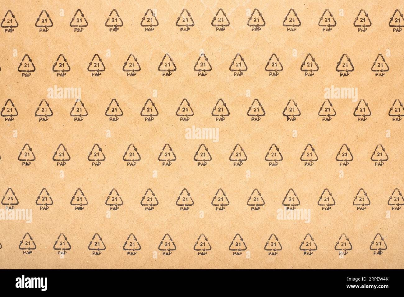 Prag, CZ - 22. Mai 2023: Verpackungsmaterial Wellpappe.Recyclingcodes 21 PAP werden verwendet, um die wiederverwendbaren Materialien zu identifizieren. Müsli Und Cornflakes Stockfoto