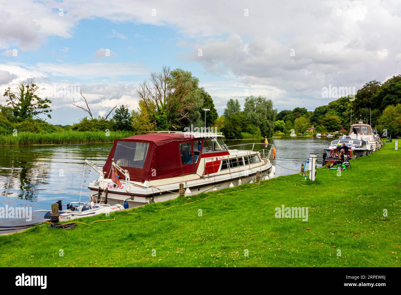 Freizeitboote legten am Fluss Yare in Bramerton Common in den Norfolk Broads England an. Stockfoto