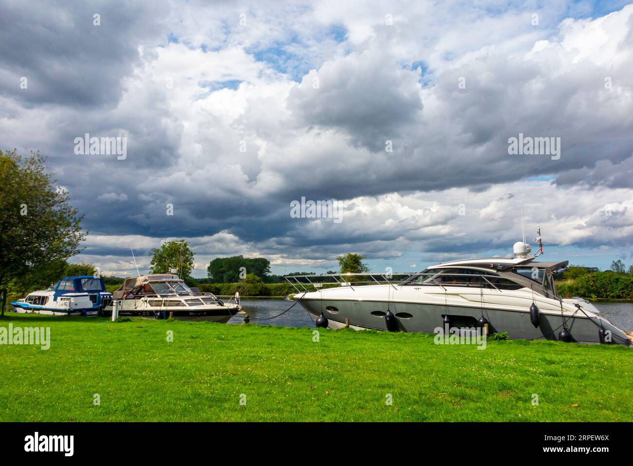 Freizeitboote legten am Fluss Yare in Bramerton Common in den Norfolk Broads England an. Stockfoto