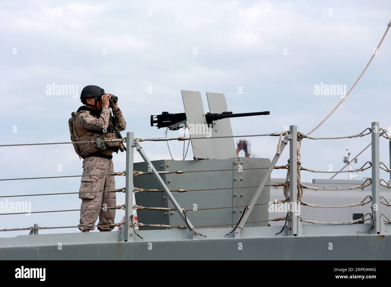 (190905) -- MANILA, 5. September 2019 -- Ein Mitglied der spanischen Marine Uhren von der spanischen Navy Fregatte Mendez Nunez (F-104) in einem Hafen in Manila, Philippinen, 5. September 2019. Die spanische Navy-Fregatte Mendez Nunez (F-104) legte am Donnerstag in Manila an, das erste spanische Kriegsschiff, das die Philippinen seit 1898 besucht hat, sagte die philippinische Marine. PHILIPPINEN-MANILA-SPANISCHE MARINE-MENDEZ NUNEZ-ARRIVAL ROUELLEXUMALI PUBLICATIONXNOTXINXCHN Stockfoto