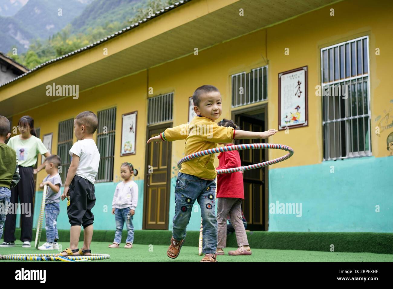 (190906) -- CHONGQING, 6. September 2019 -- Schüler der Kindergartenklasse spielen an der Lianhua Primary School des Luzi Village, Chengkou County, südwestchinesische Gemeinde Chongqing, 3. September 2019. MU Yi, ein 25-jähriger PE-Lehrer aus der Gemeinde Chongqing, bietet einen einwöchigen ehrenamtlichen Lehrdienst an und arbeitet mit einem lokalen Lehrer Tao Yao in diesem abgelegenen Dorf zusammen. In der Schule, in der nur zwei Schüler der zweiten Klasse und 18 Vorschulkinder studieren, erledigen Mu Yi und Tao Yao auch andere Aufgaben als Schulleiter, Reiniger, Köche und Reparaturfrauen. MU Yi unterrichtet Kinder in Sport, Kunst und Musik und erzählt ihnen von der Welt Stockfoto