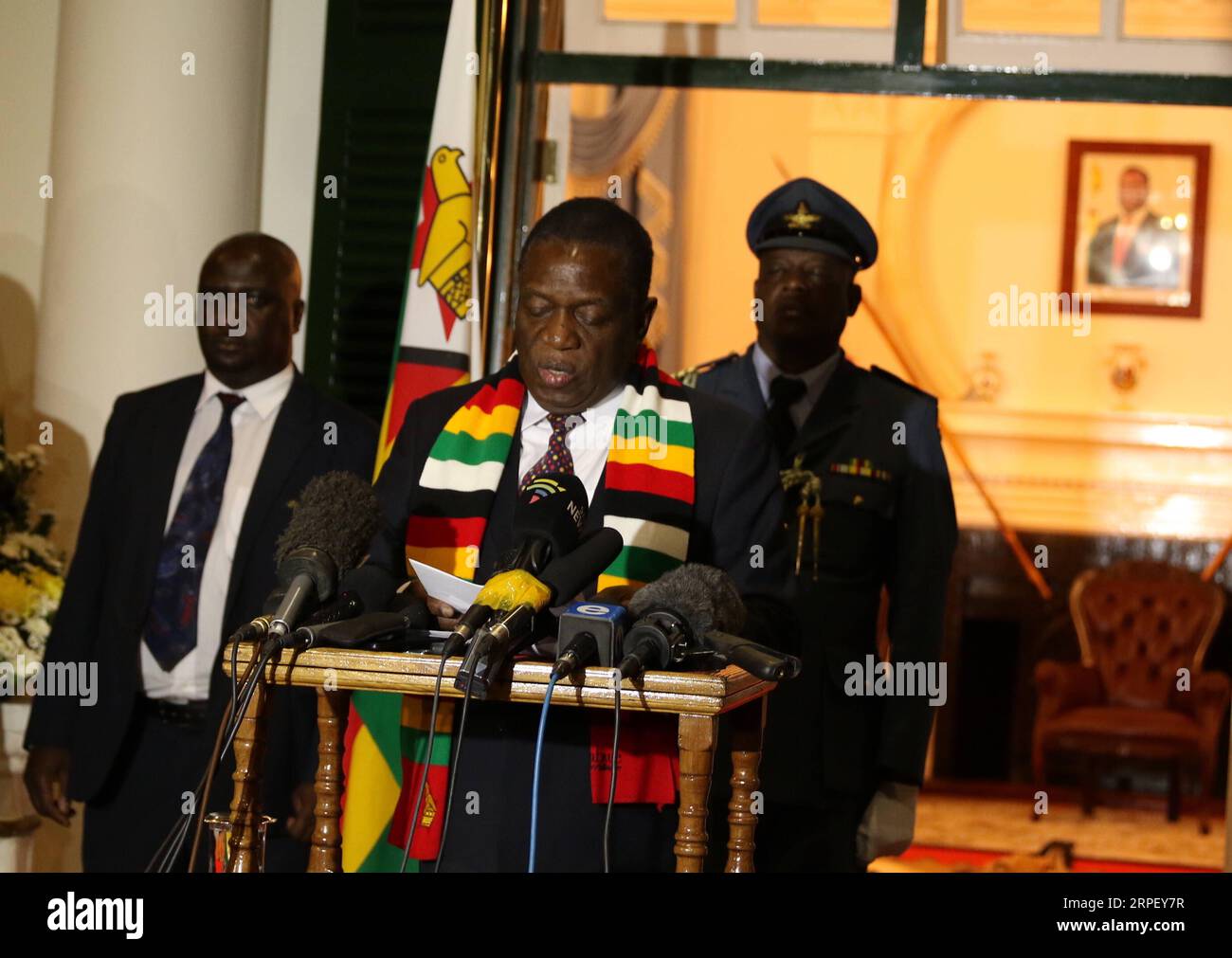 190906 -- HARARE, 6. September 2019 Xinhua -- der simbabwische Präsident Emmerson Mnangagwa C hält am 6. September 2019 eine Rede vor der Nation in Harare, Simbabwe. Der simbabwische Präsident Emmerson Mnangagwa erklärte am Freitag den späteren Gründer Simbabwes, Robert Mugabe, zum Nationalhelden. Foto von Shaun Jusa/Xinhua ZIMBABWE-HARARE-PRESIDENT-ADDRESS-MUGABE-DEATH PUBLICATIONxNOTxINxCHN Stockfoto