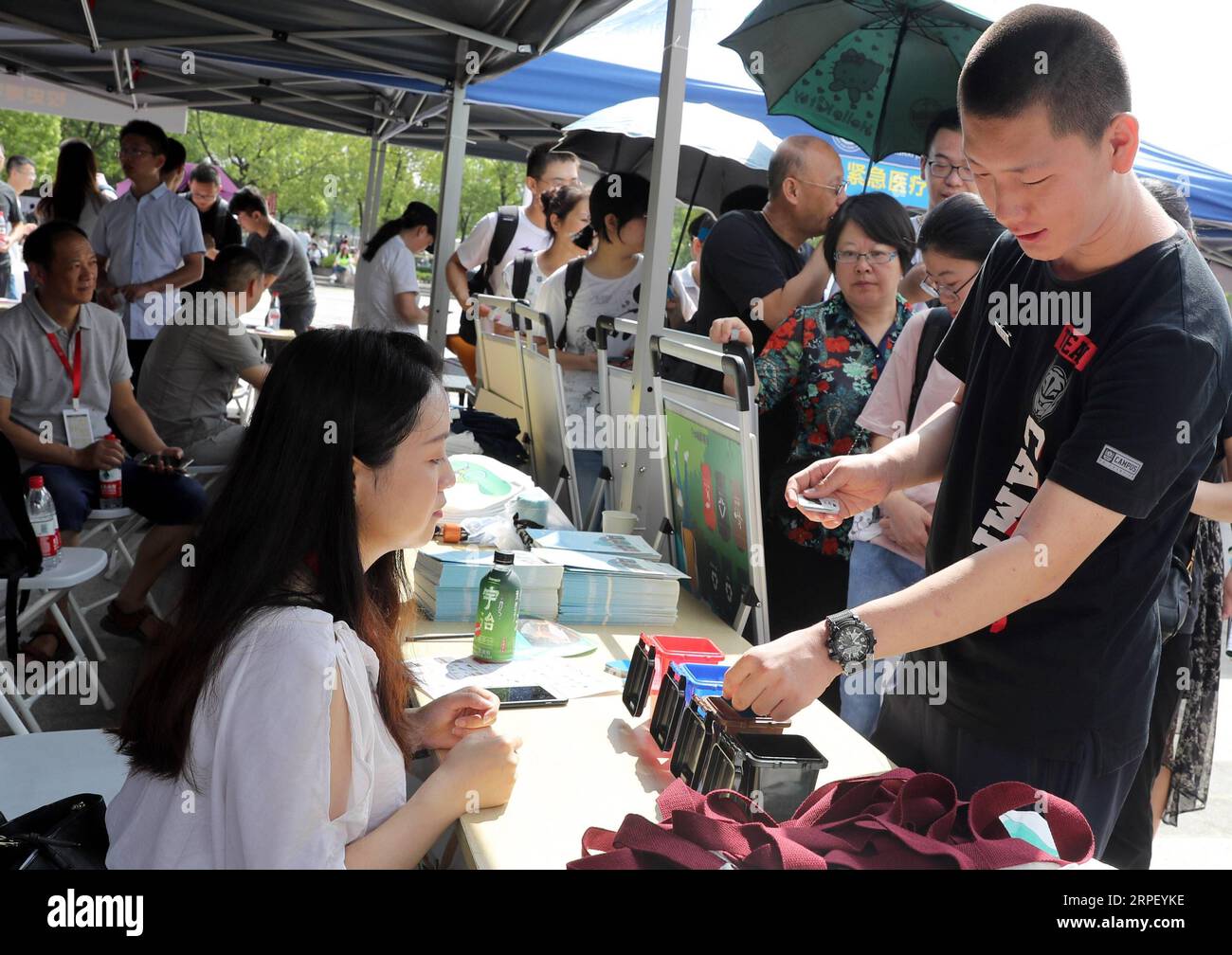 (190907) -- SHANGHAI, 7. September 2019 -- neue Studenten und ihre Eltern nehmen an einem Müllsortierspiel an der Shanghai Jiao Tong University in Shanghai, 7. September 2019, Teil. Die Shanghai Jiao Tong Universität begrüßte am Samstag rund 10.000 neue Schüler, als das neue Schuljahr begann. ) CHINA-SHANGHAI-JIAO TONG UNIVERSITY-NEW STUDENTS (CN) LIUXYING PUBLICATIONXNOTXINXCHN Stockfoto