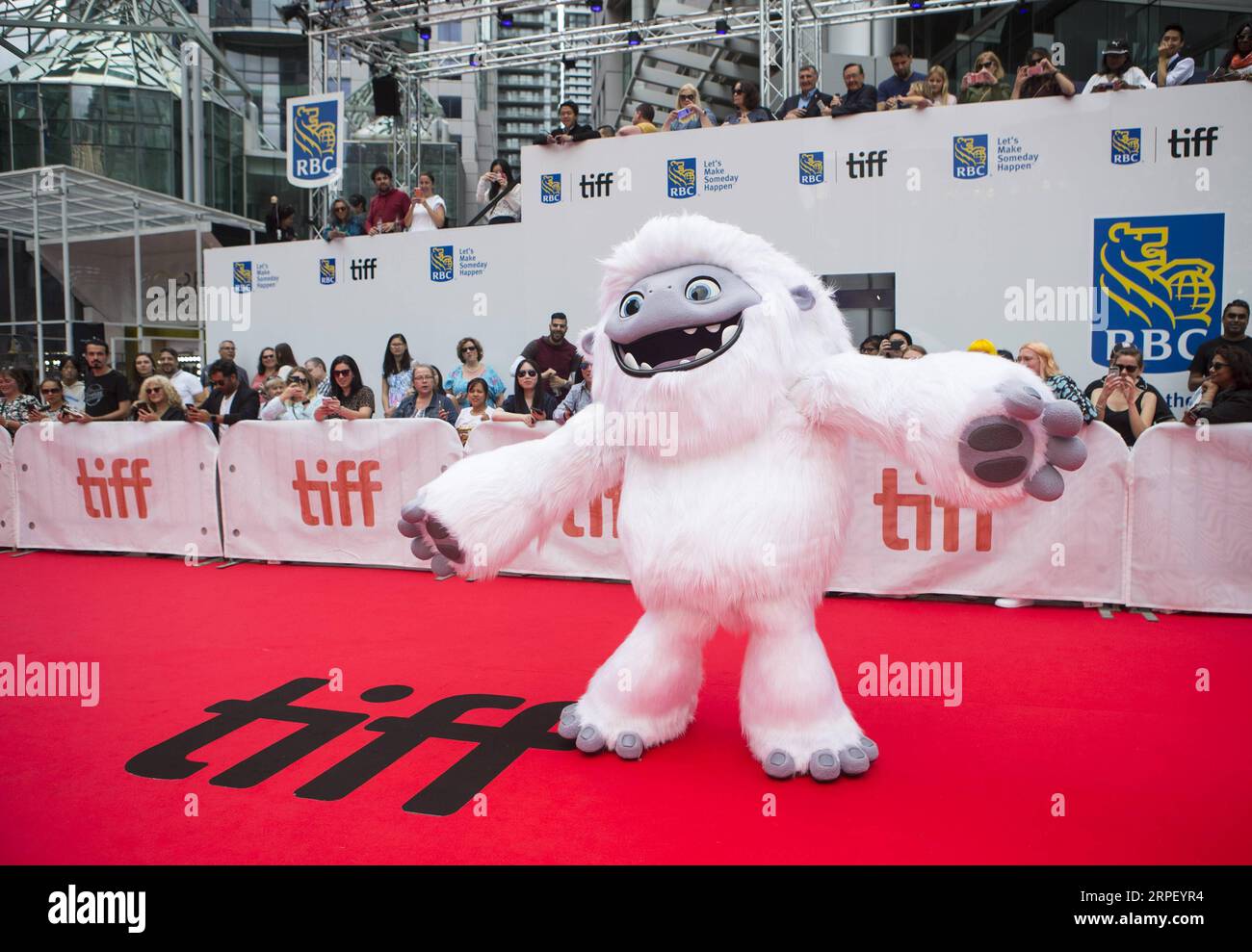 (190907) -- TORONTO, 7. September 2019 -- verkleidete Yeti posiert für Fotos vor der Uraufführung des Films Abominable während des Toronto International Film Festival (TIFF) 2019 in Toronto, Kanada, am 7. September 2019. (Foto: /Xinhua) CANADA-TORONTO-TIFF-ABOMINABLE ZouxZheng PUBLICATIONxNOTxINxCHN Stockfoto